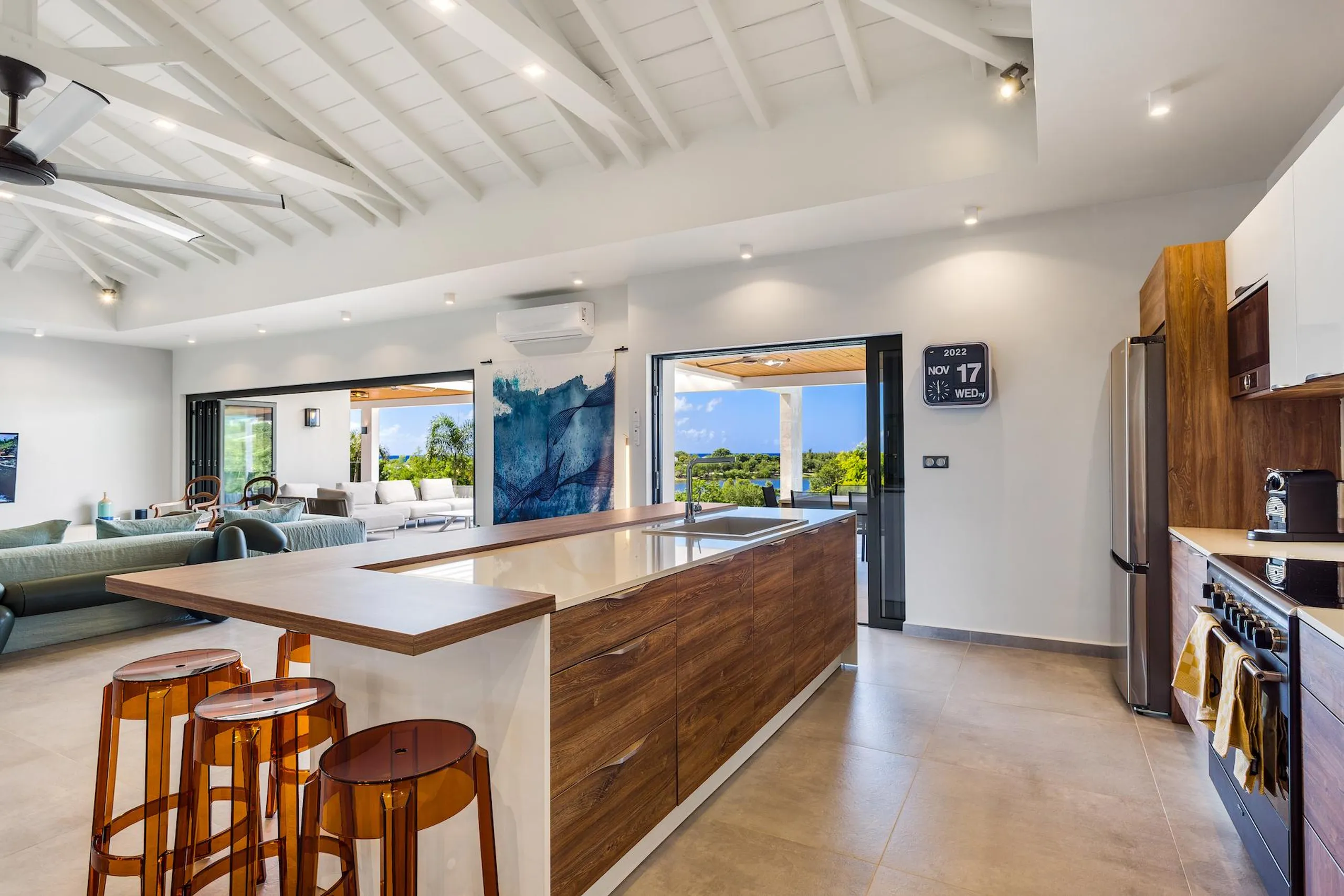 Impeccably Designed Villa with Private Pool, Immersive Living Space, and Stunning Views — photograph 12