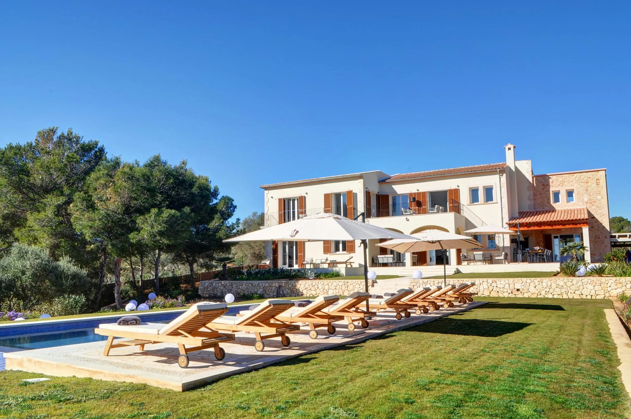 Majestic Mallorca Estate with Private Pool and Garden Grounds — photograph 3