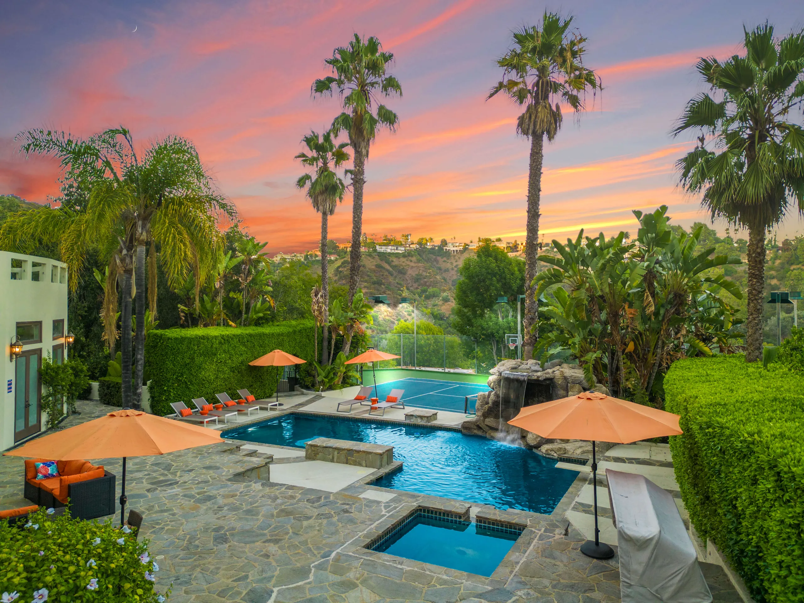 Refined Style Contemporary Estate with Private Pool, Sauna, and Tennis Court — photograph 2
