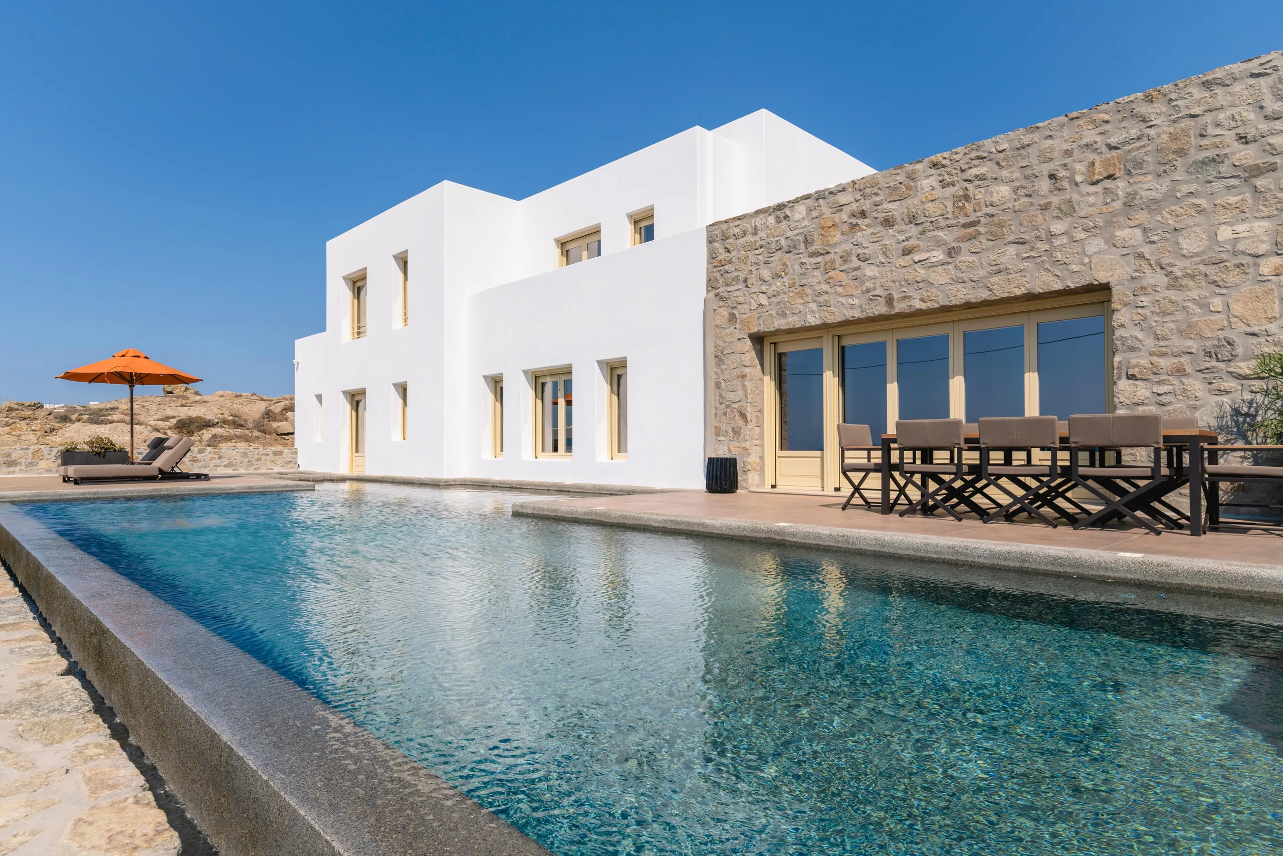 Spacious and Luxuriously Furnished Villa in Mykonos Offering Stunning Views of Aegean Sea — photograph 4