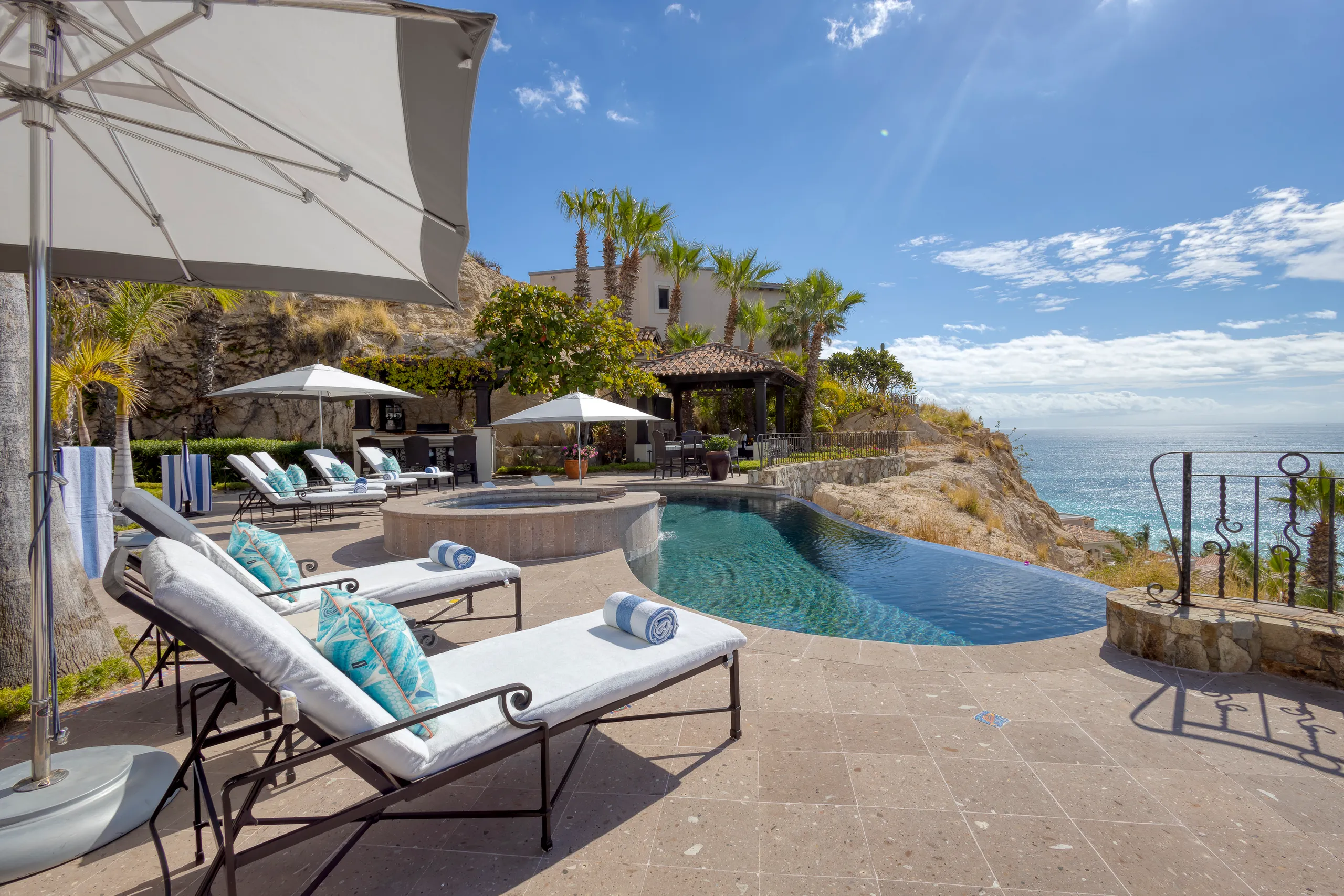Elegantly Appointed Five Bedroom Villa with Private Infinity Pool, Jacuzzi and Panoramic Ocean Views — photograph 5