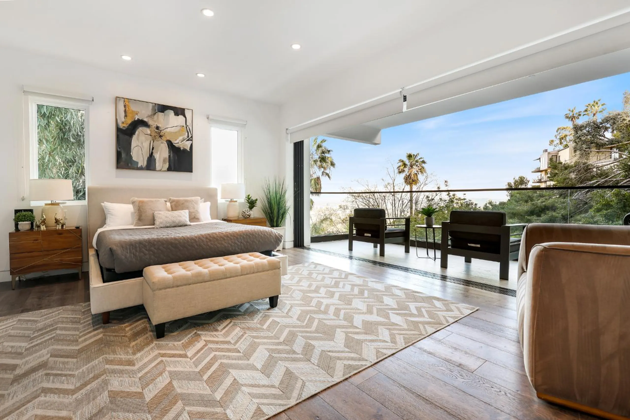 Modern Architectural Villa with Large Pool and City Views — photograph 10