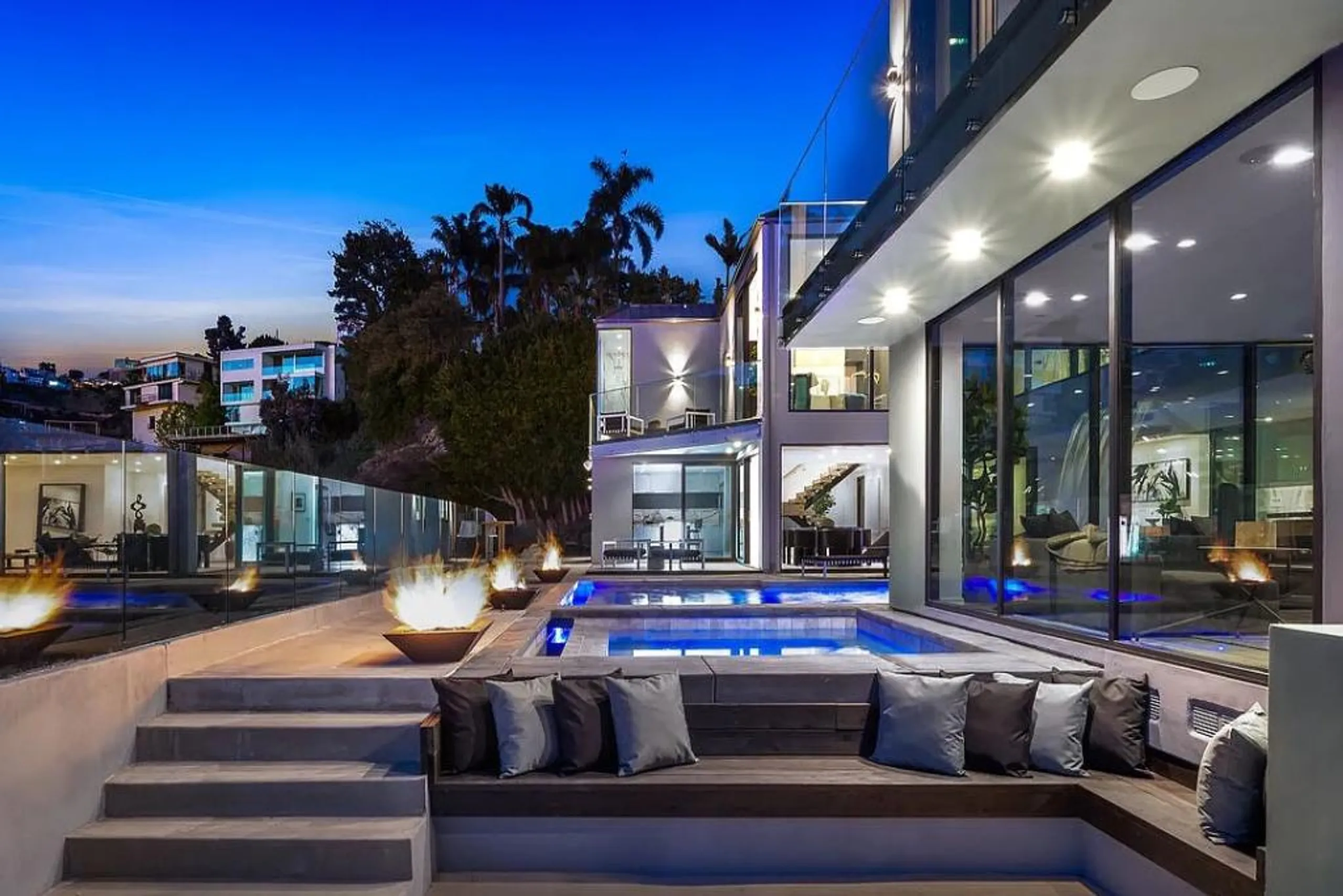 Ultra-Modern Hollywood Hills Villa with Infinity Pool, Spa, and Sunsent Views — photograph 8