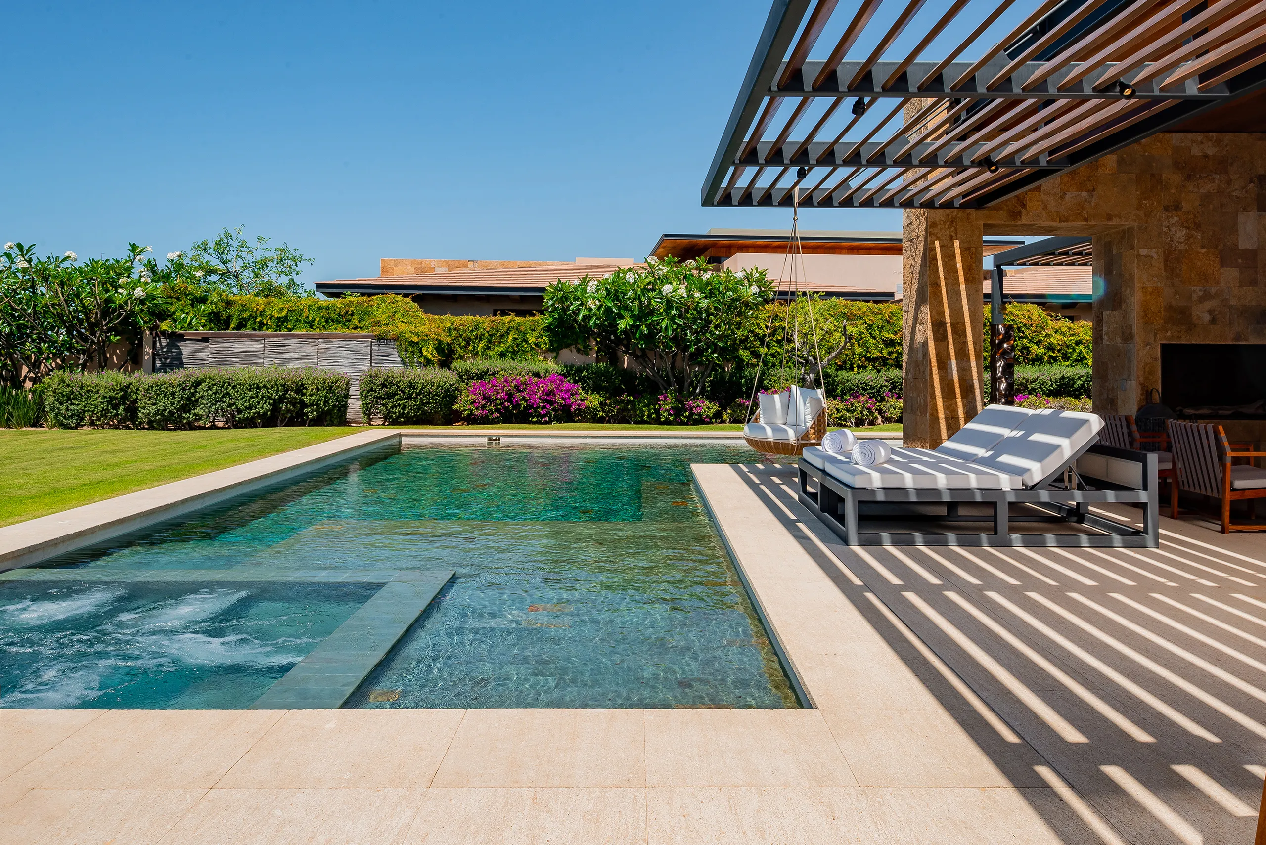 Modern Beachfront Architectural Estate with Infinity Pool and Stunning Ocean Views — photograph 5