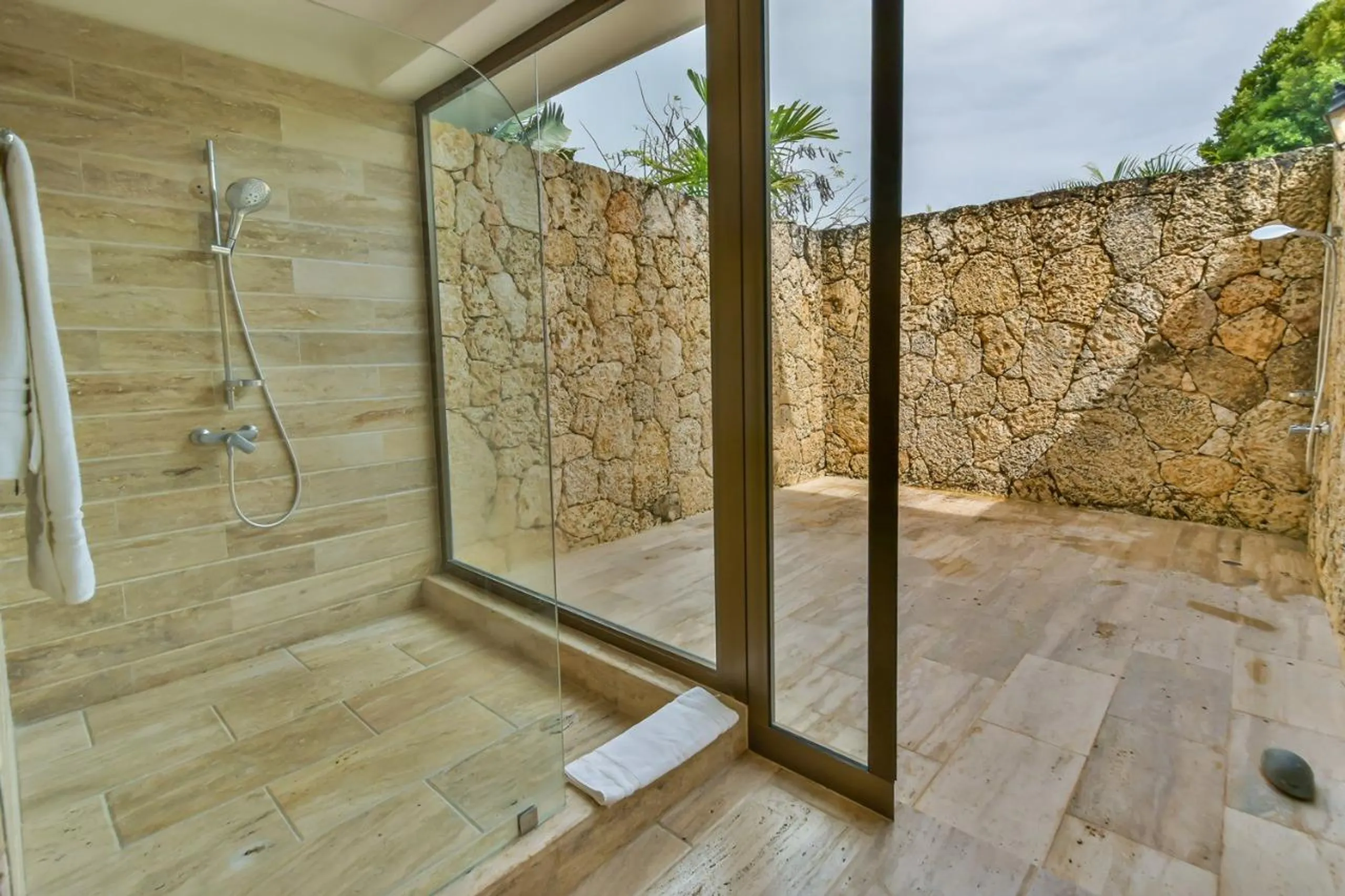 Elegant and Lush Estate with Private Pool and Hot Tub — photograph 10