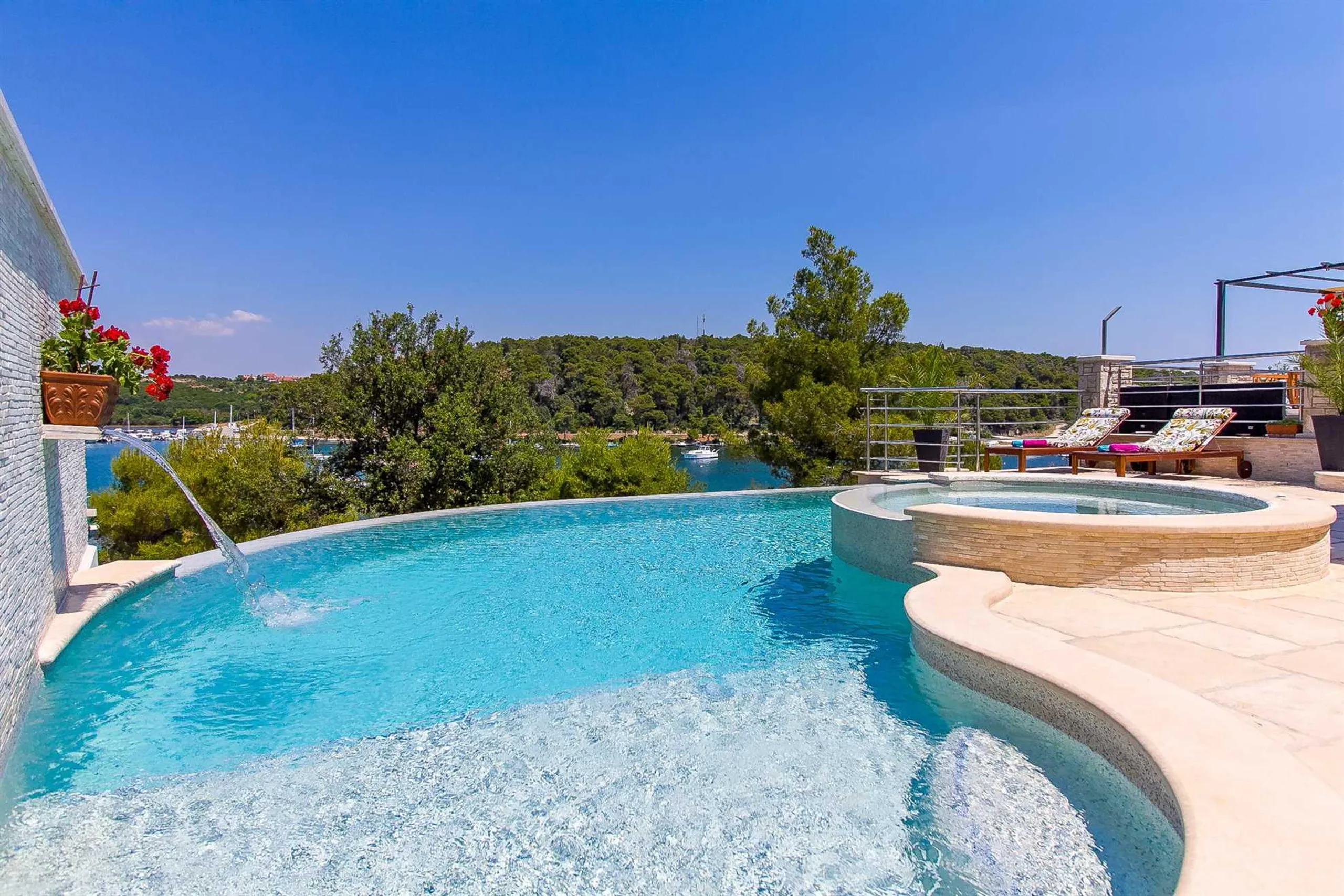 Calming Villa with Curved Infinity Pool Offering Breathtaking Views of Soline Bay — photograph 2