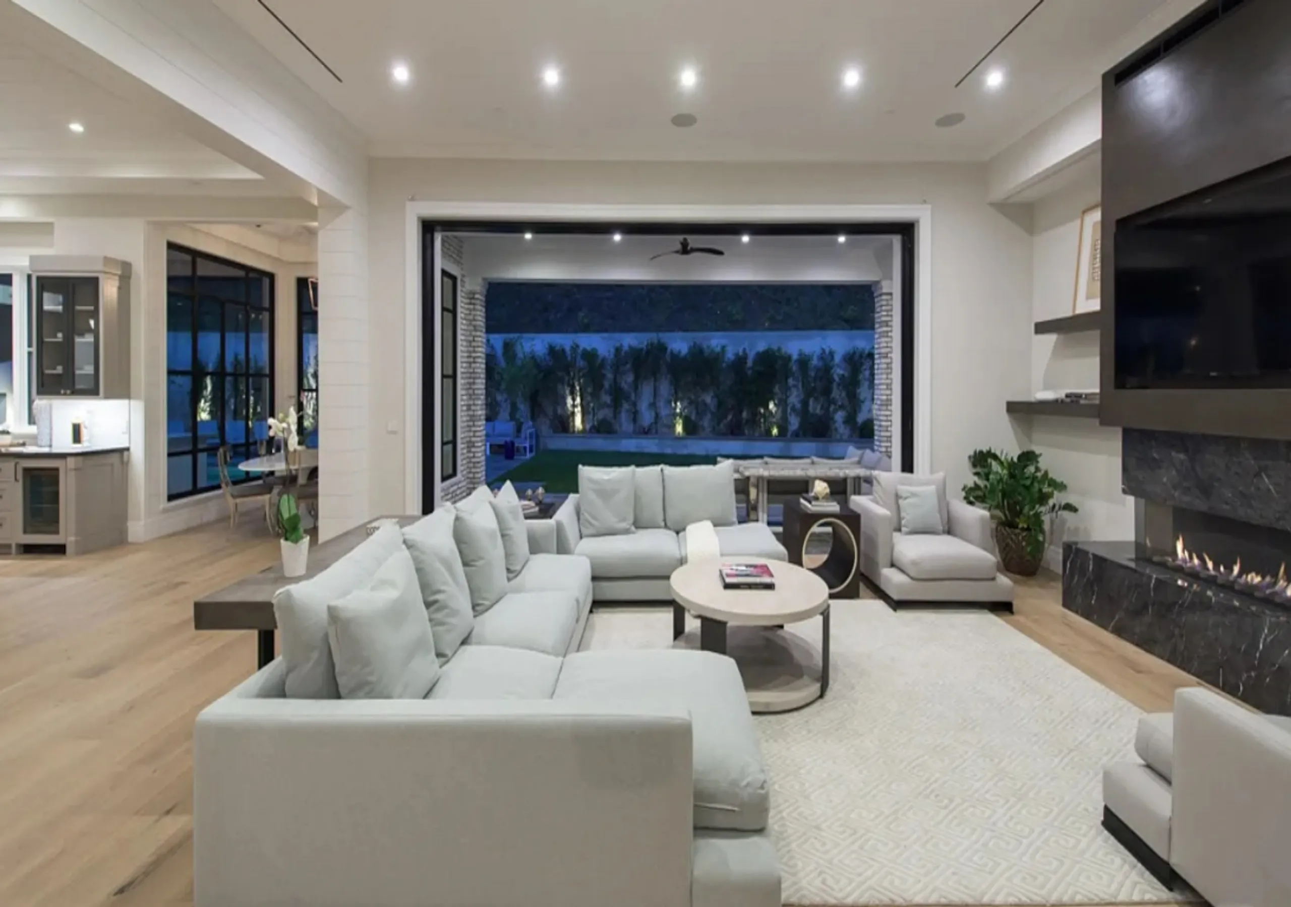 Contemporary Canyon Villa with Lush Gardens — photograph 9