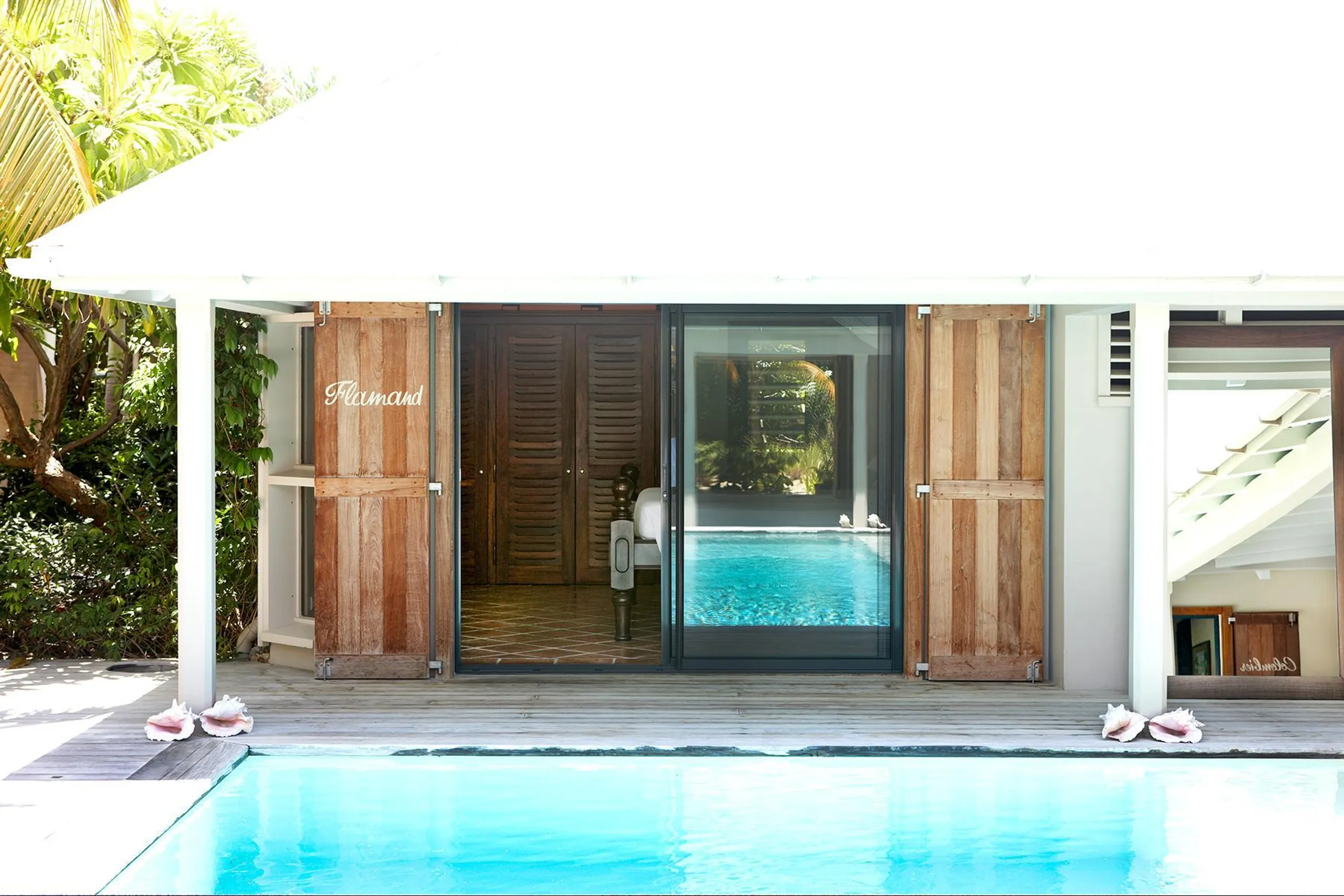 Majestic Beachfront Villa in Lorient with Private Pool and Oceanside Gazebo — photograph 8