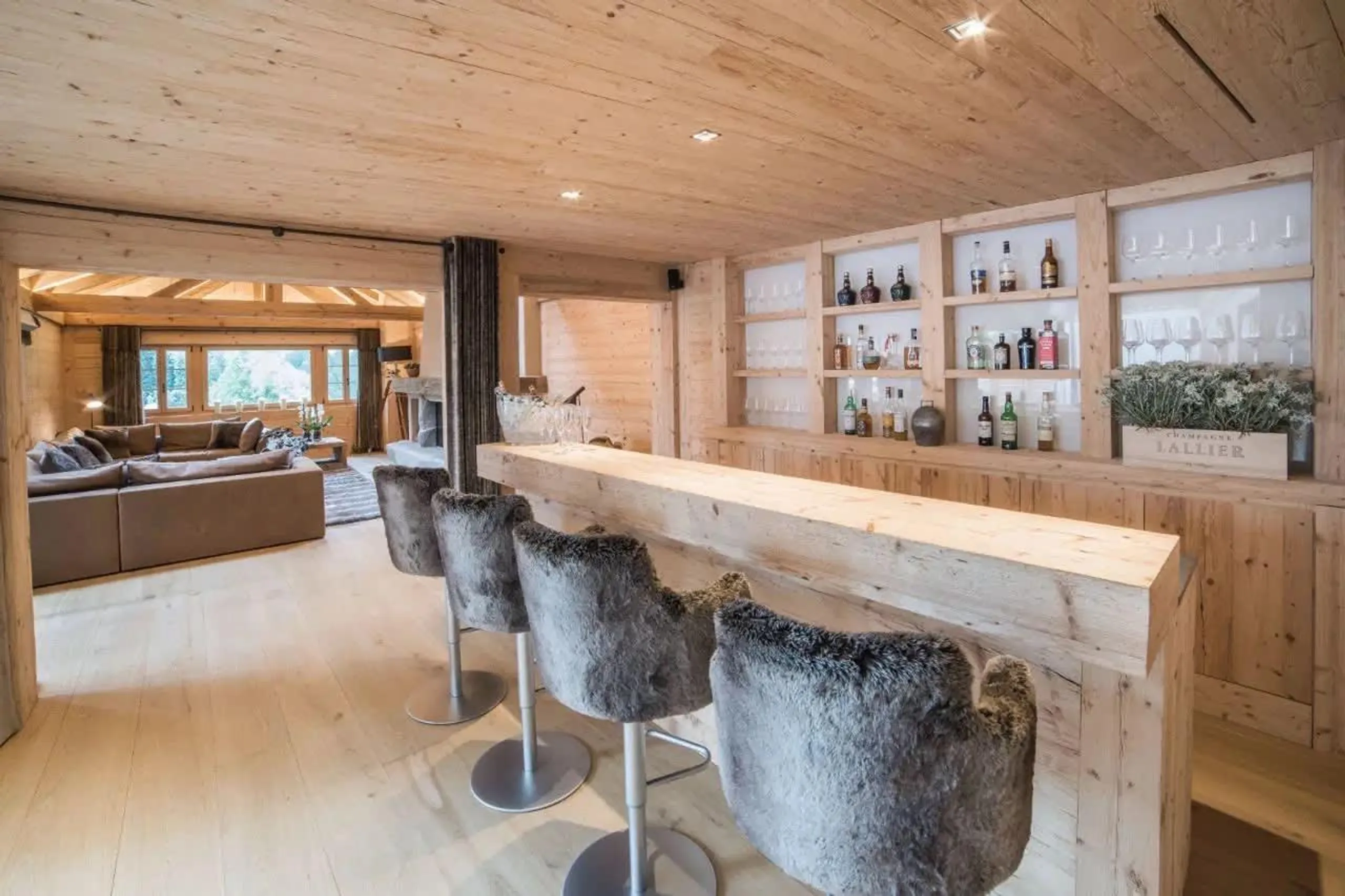 Majestic Rougemont Chalet with Home Theater and Fireplace — photograph 9