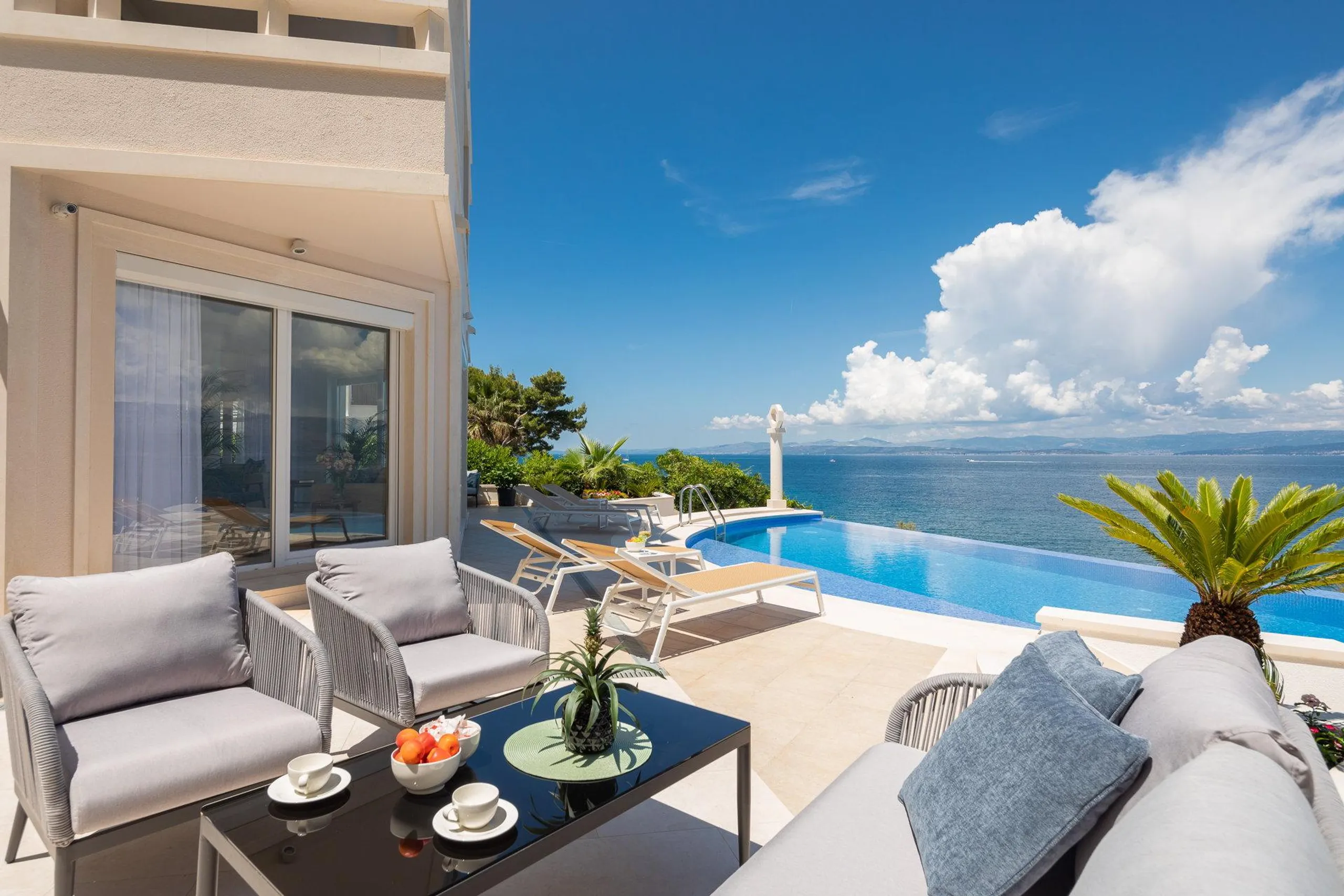 Magnificent Beachfront Villa with Infinity Pool on Brac Island — photograph 12