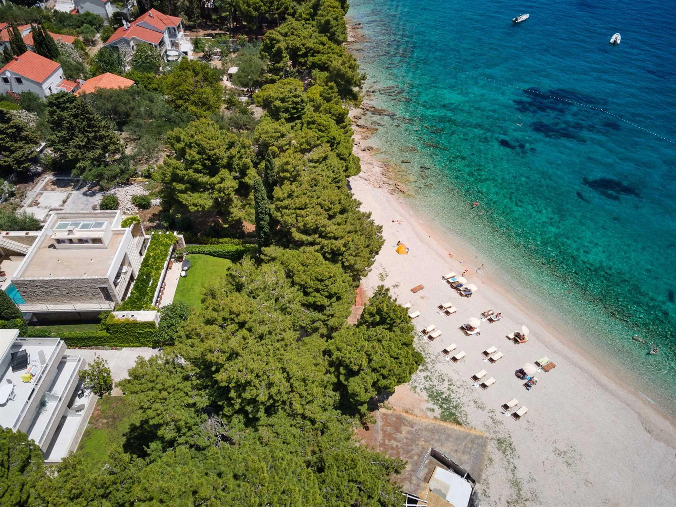 Breathtaking 6 Bedroom Villa with Private Pool and Lush Surroundings — photograph 2