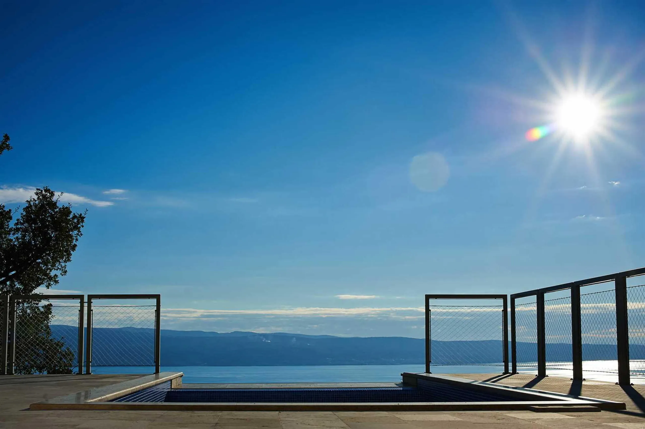 Opulent Villa with Infinity Pool, Saunas, Gym and Panoramic Sea Views — photograph 3
