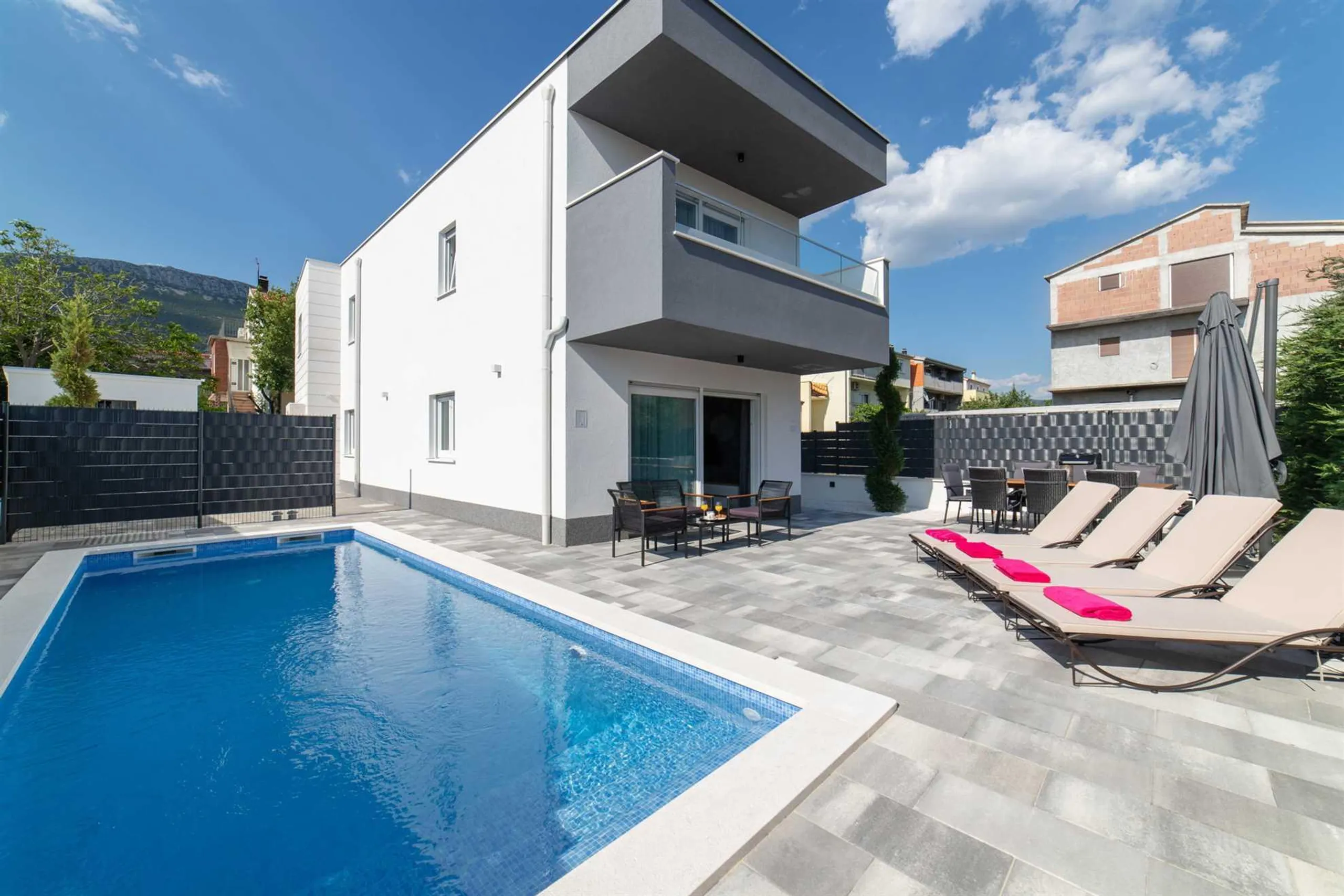 Princely 3BR Modern Villa with Heated Pool — photograph 3