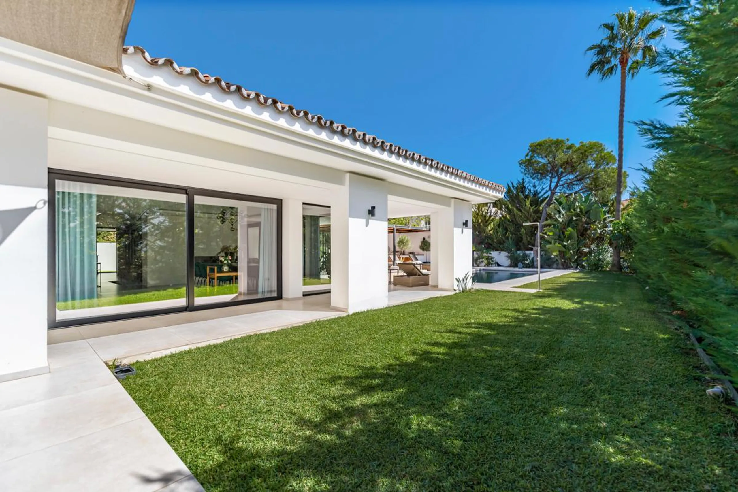 Stunning Scandinavian-Inspired Villa with Spacious Living Areas, Pool, and Valley Views in Puerto Banus — photograph 10