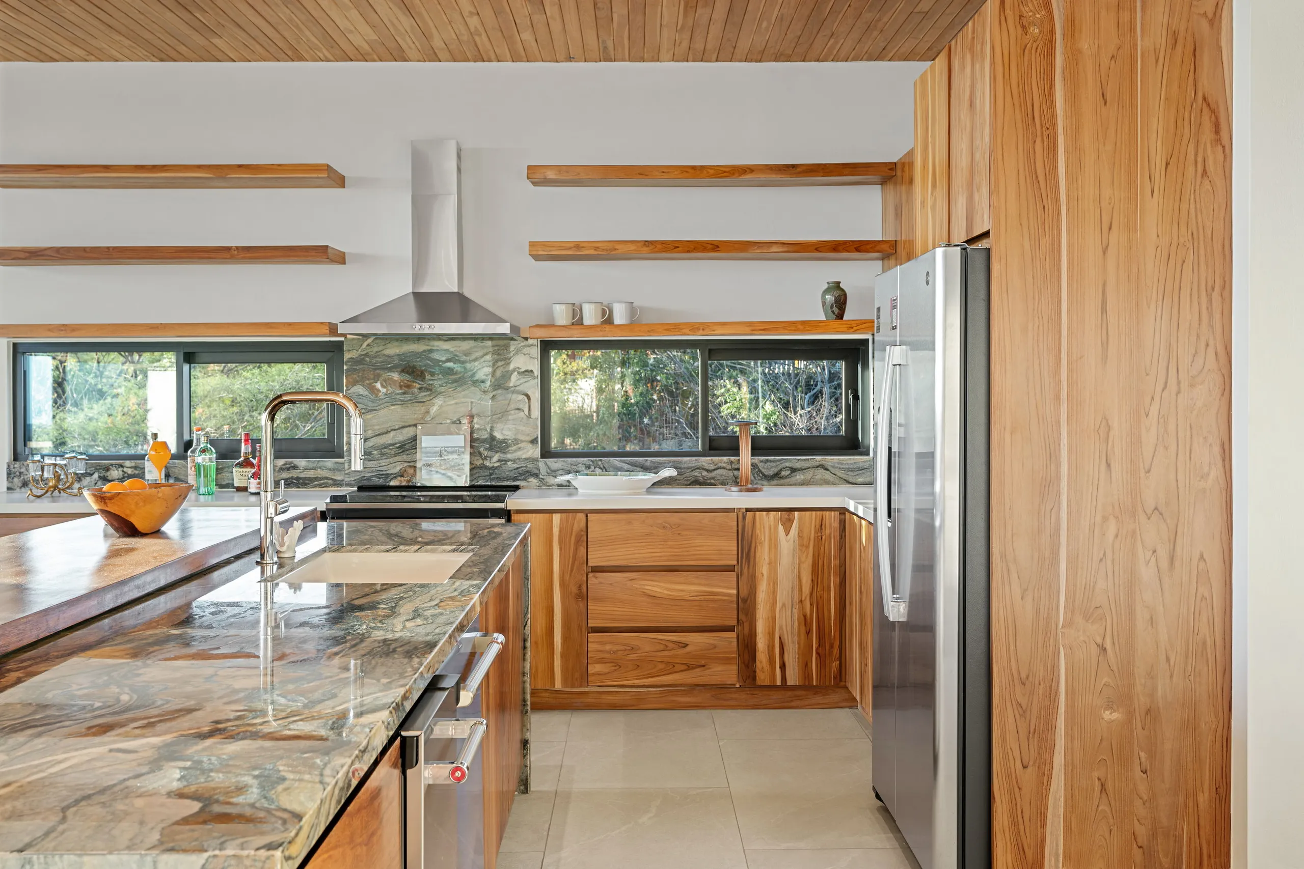 Luxe Hilltop Villa with Private Pool and 360° Views — photograph 12