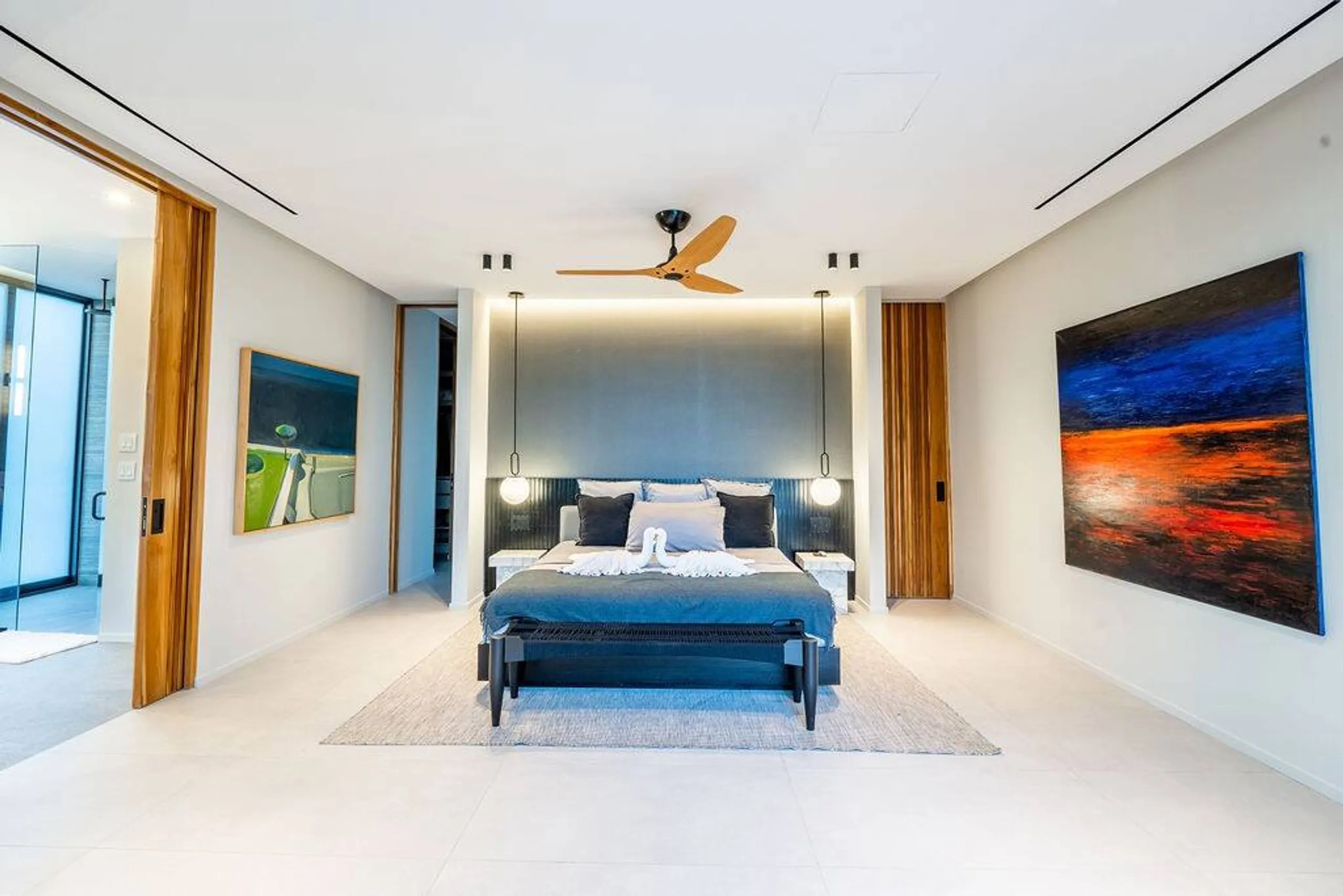 Captivating Modern Sanctuary with Invigorating Pool — photograph 7