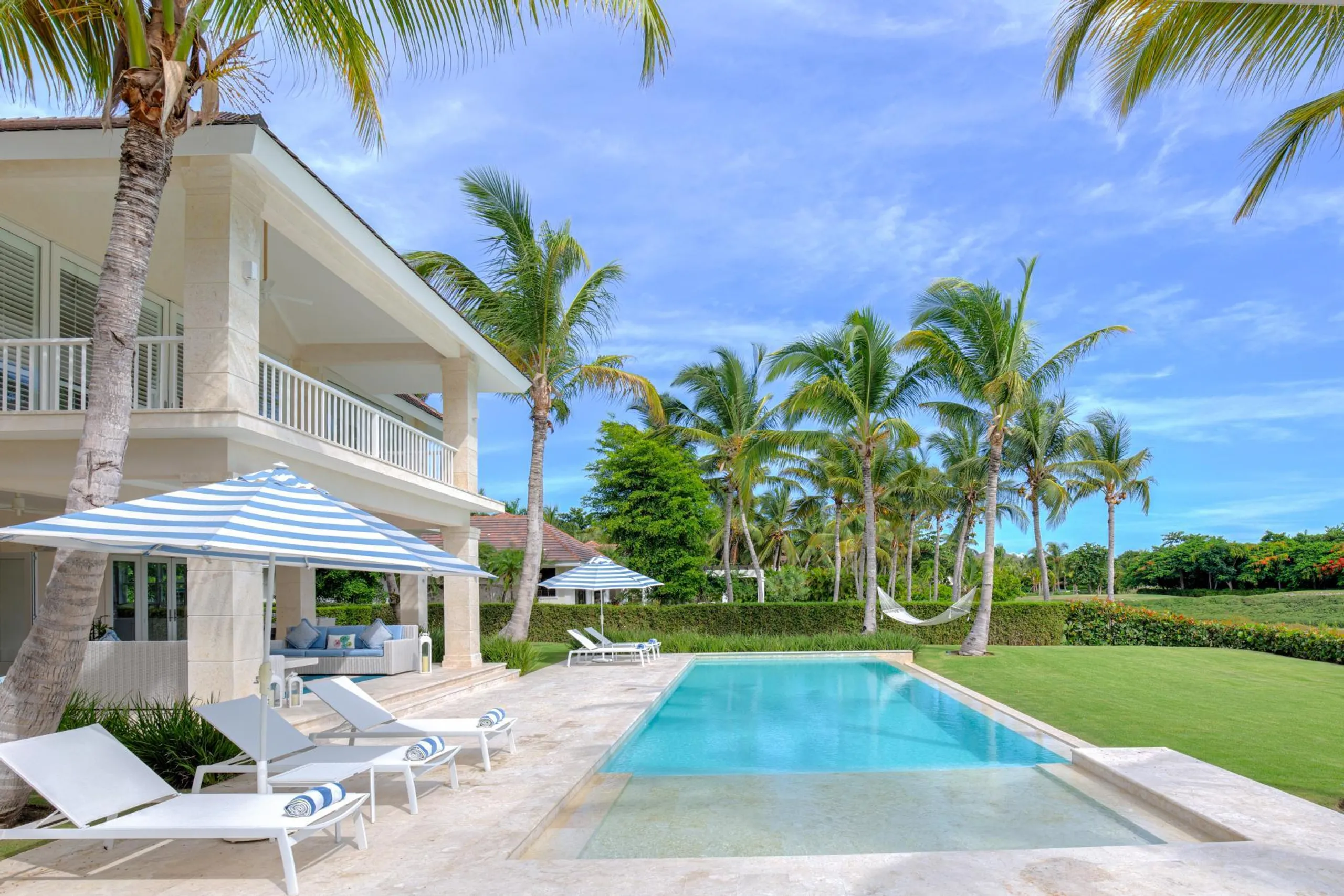Resplendent Five Bedroom Villa with Privaate Pool and Scenic Views — photograph 2