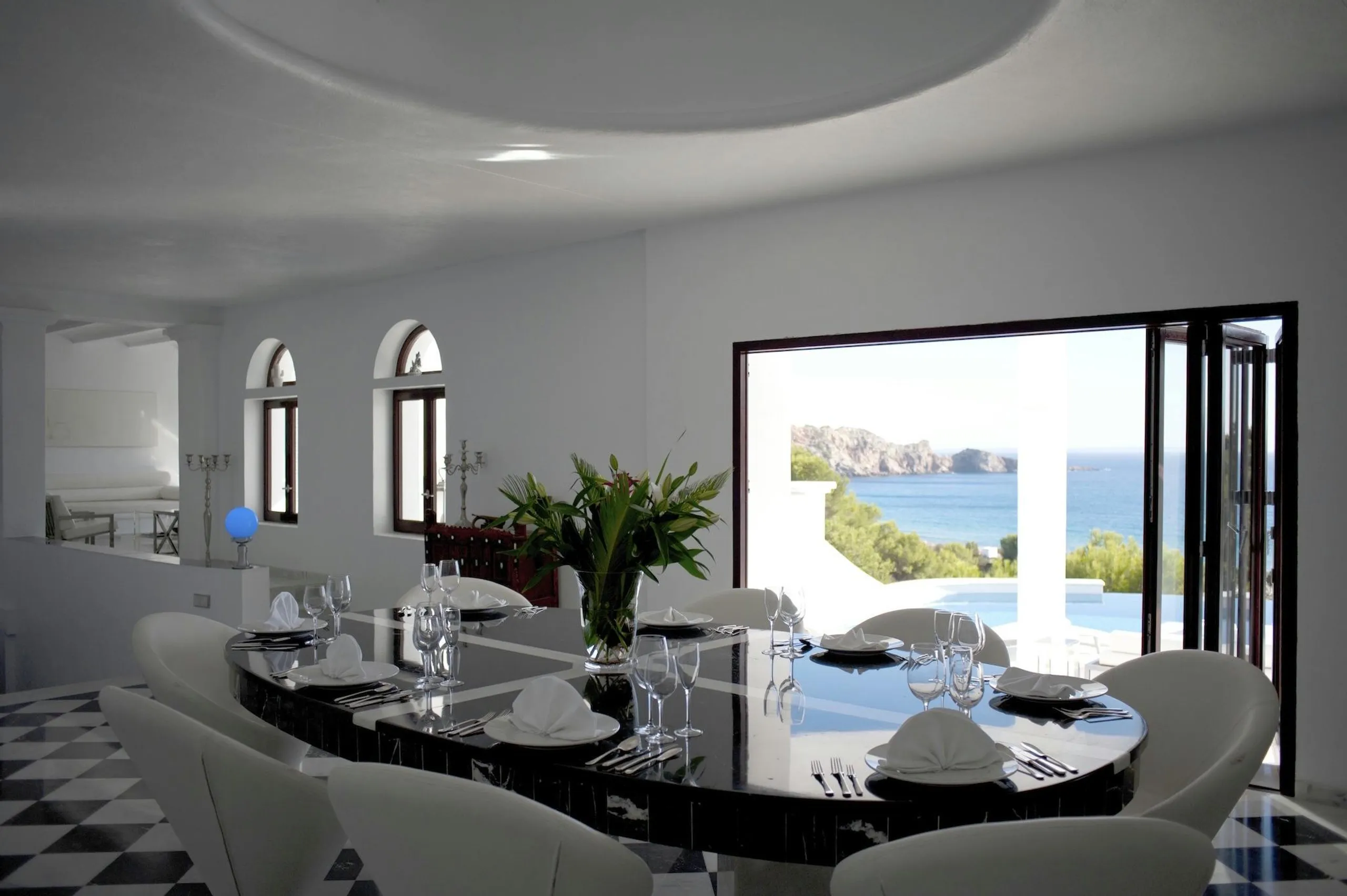 Stunning Oceanview Villa with Private Pool and Walks to Beach — photograph 9