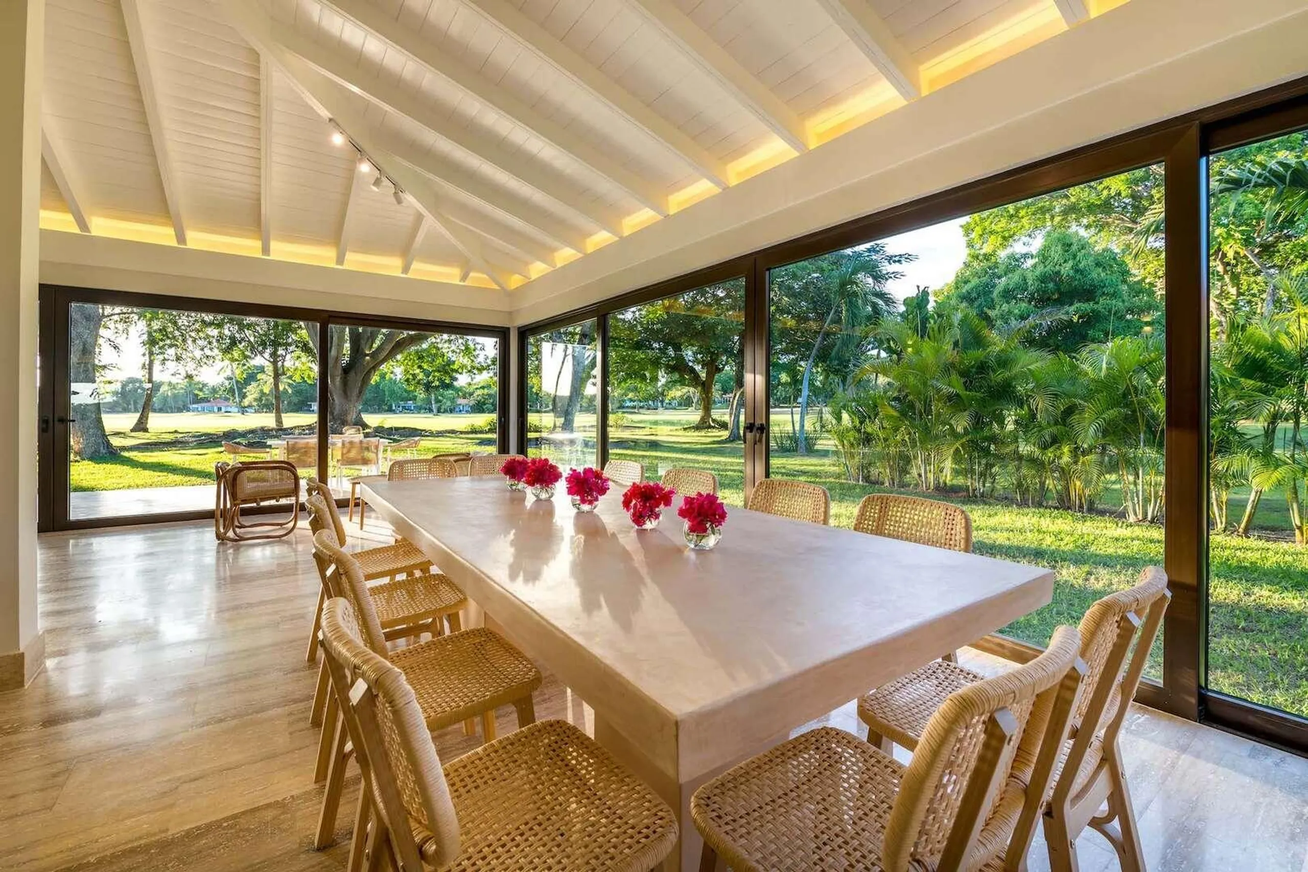 Sumptuous Villa with Spectacular Golf Course View — photograph 3