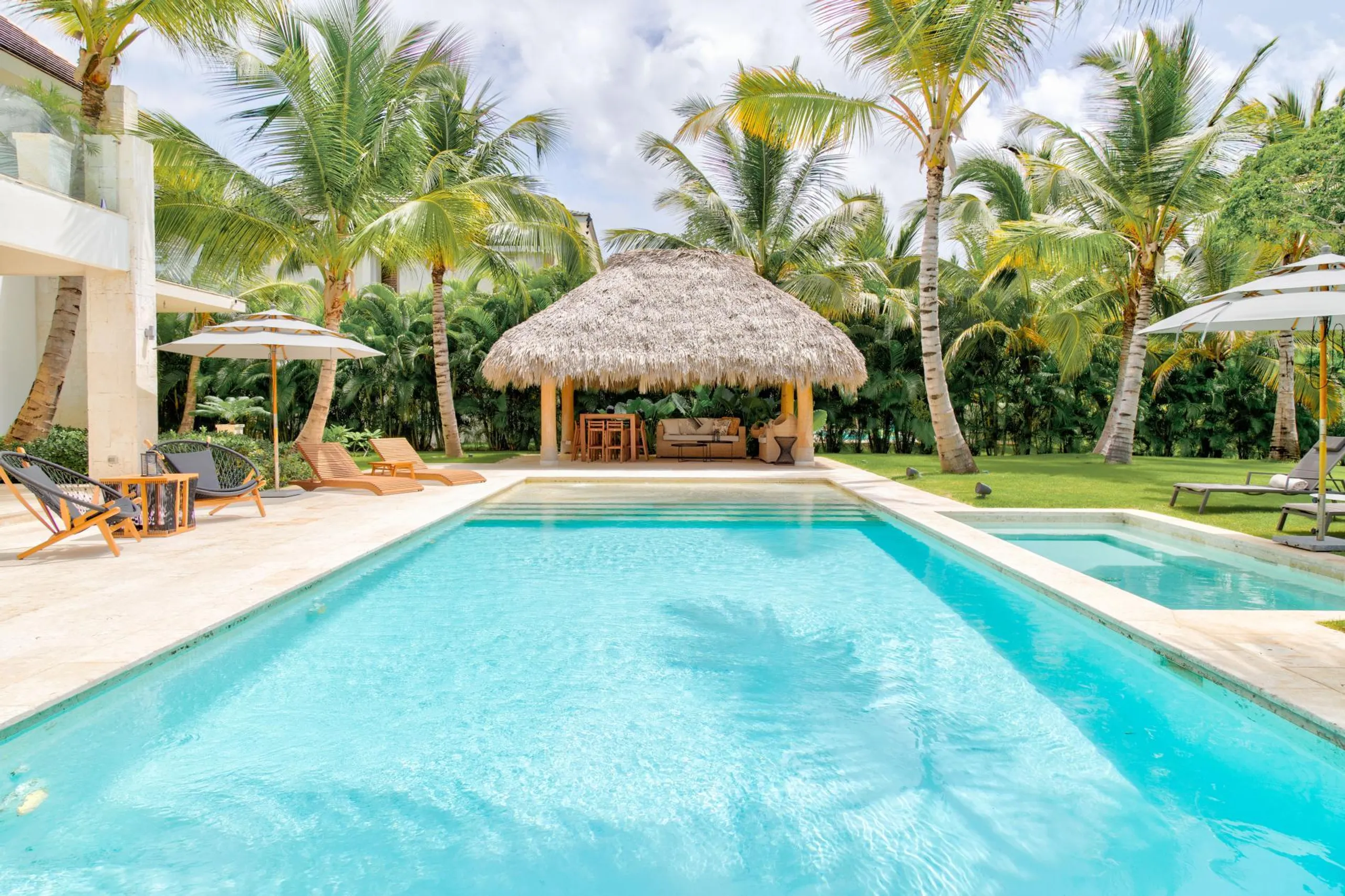 Tranquil 5-Bedroom Villa with Private Pool, Jacuzzi, and Golf Access — photograph 3