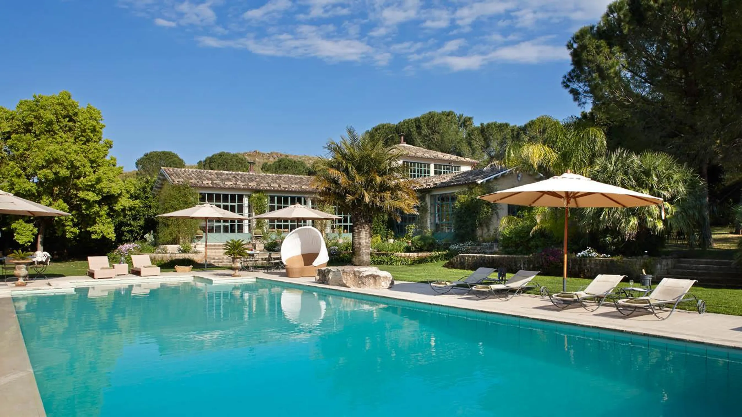 Sensational Sicily Villa with Private Pool and Lush Vineyard Views — photograph 3