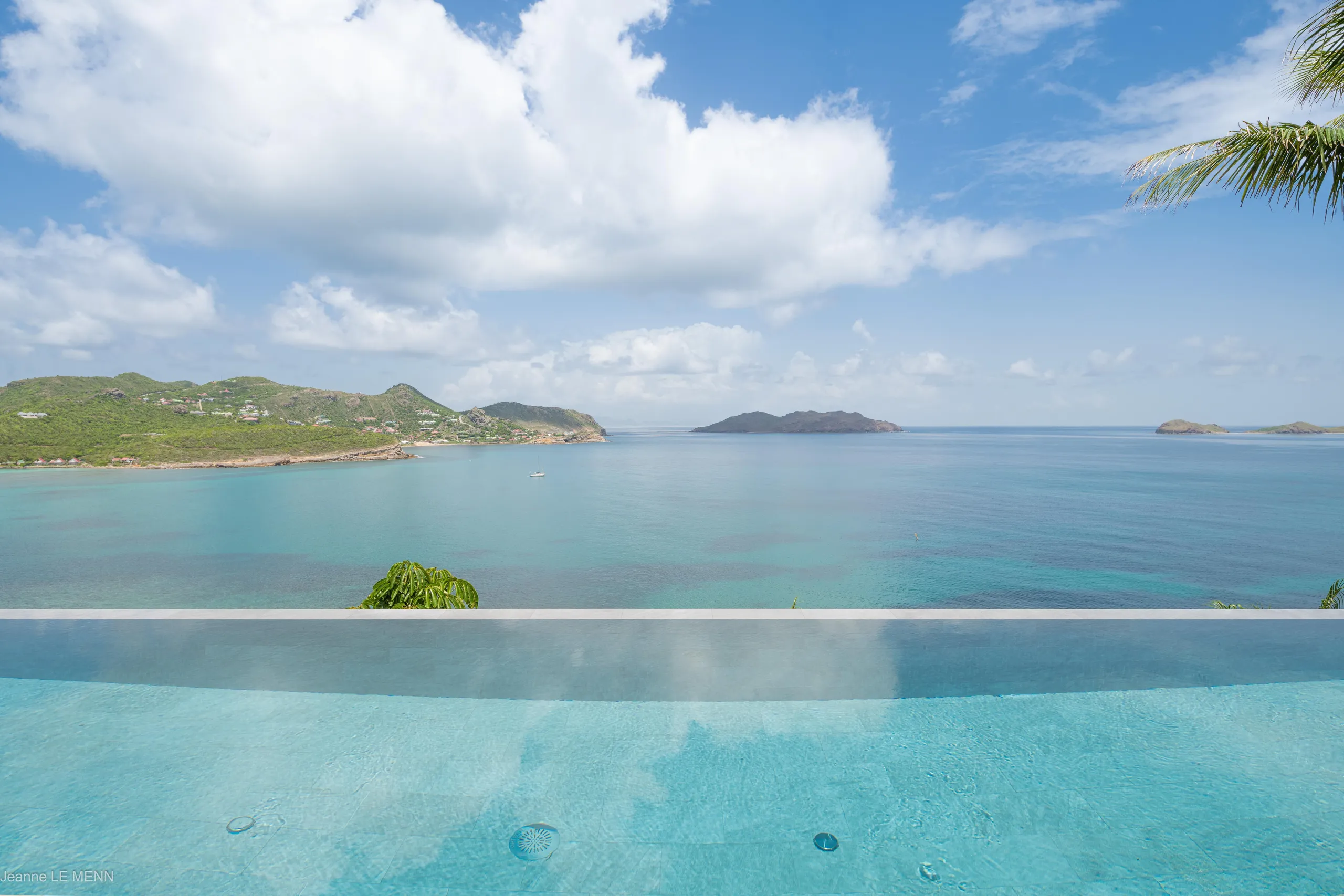 Rejuvenating Paradise Estate with Infinity Pool and Sweeping Ocean Views — photograph 5