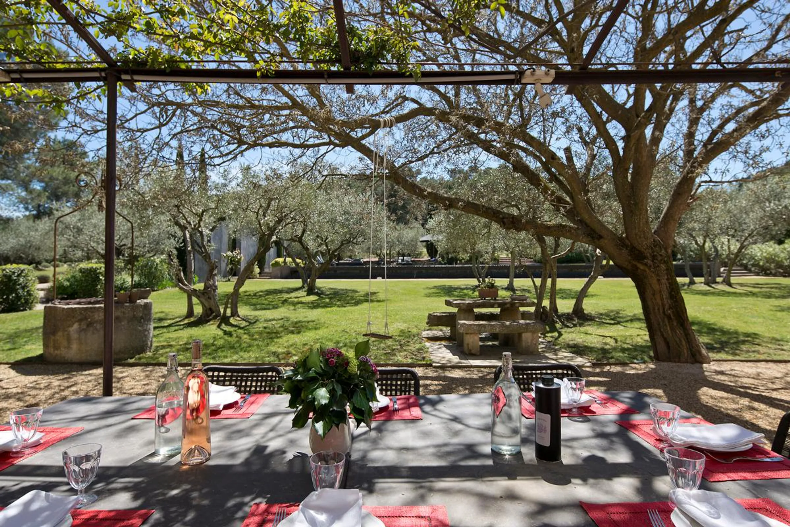 Splendid Seven Bedroom Villa in Provence with 24m Pool and Captivating Gardens — photograph 4