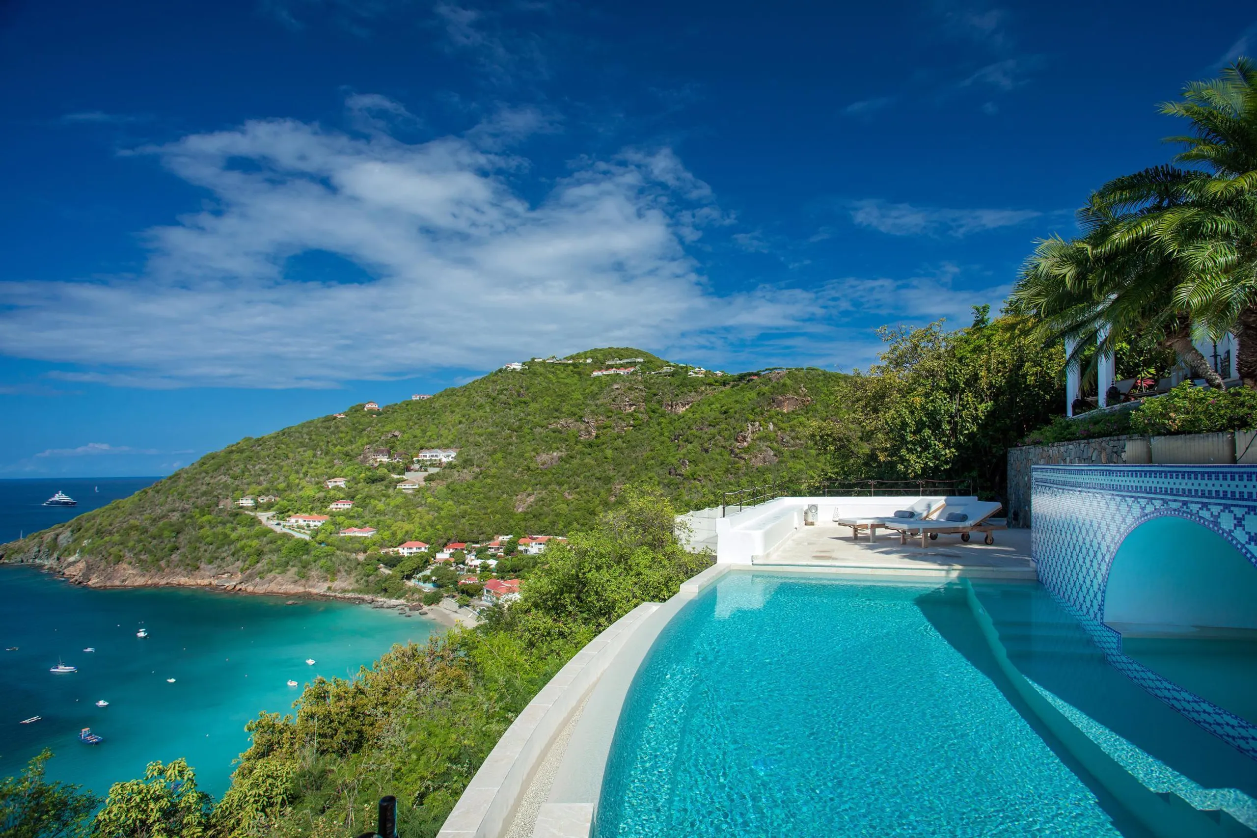 Spectacular Seafront Villa with Private Pool and Walks to Beach — photograph 3
