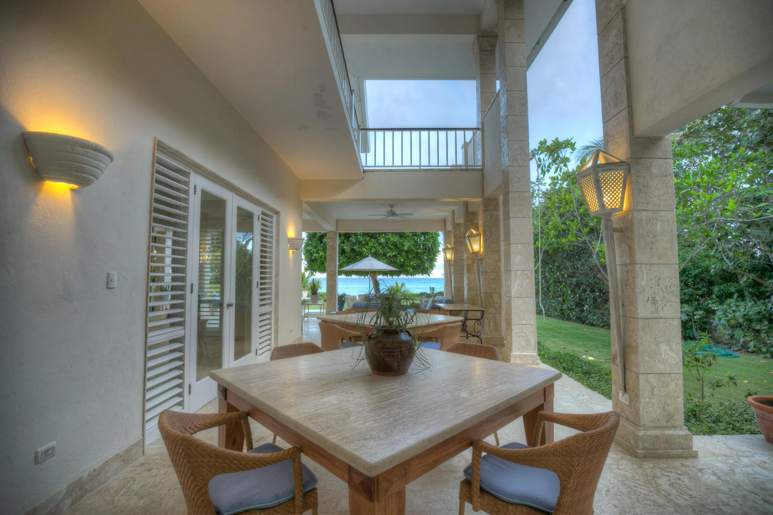 Idyllic Oceanfront Villa with Private Pool and Views — photograph 11