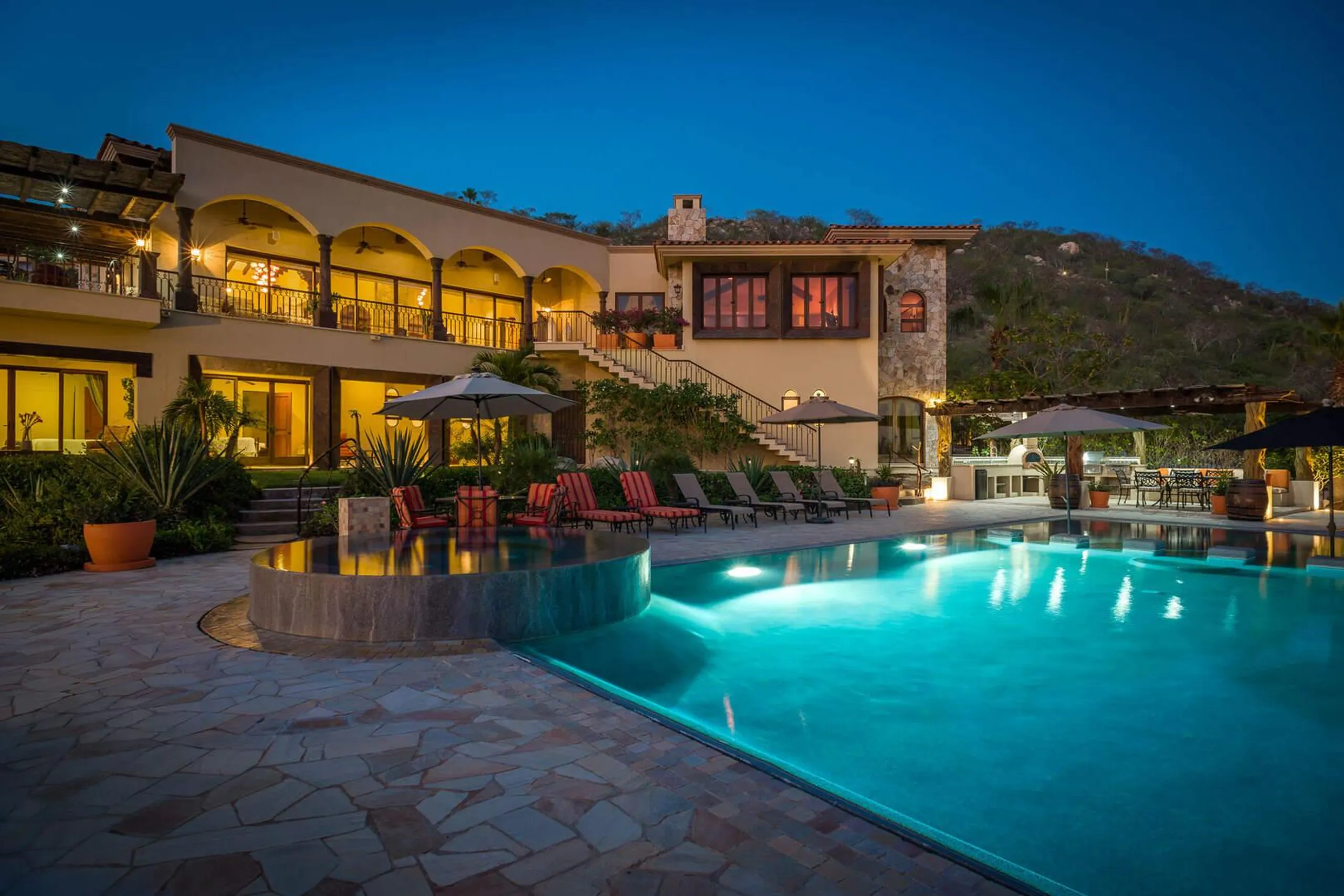 Exhilarating Hillside Villa with Infinity Pool and Panoramic City Views in Cabo San Lucas — photograph 2