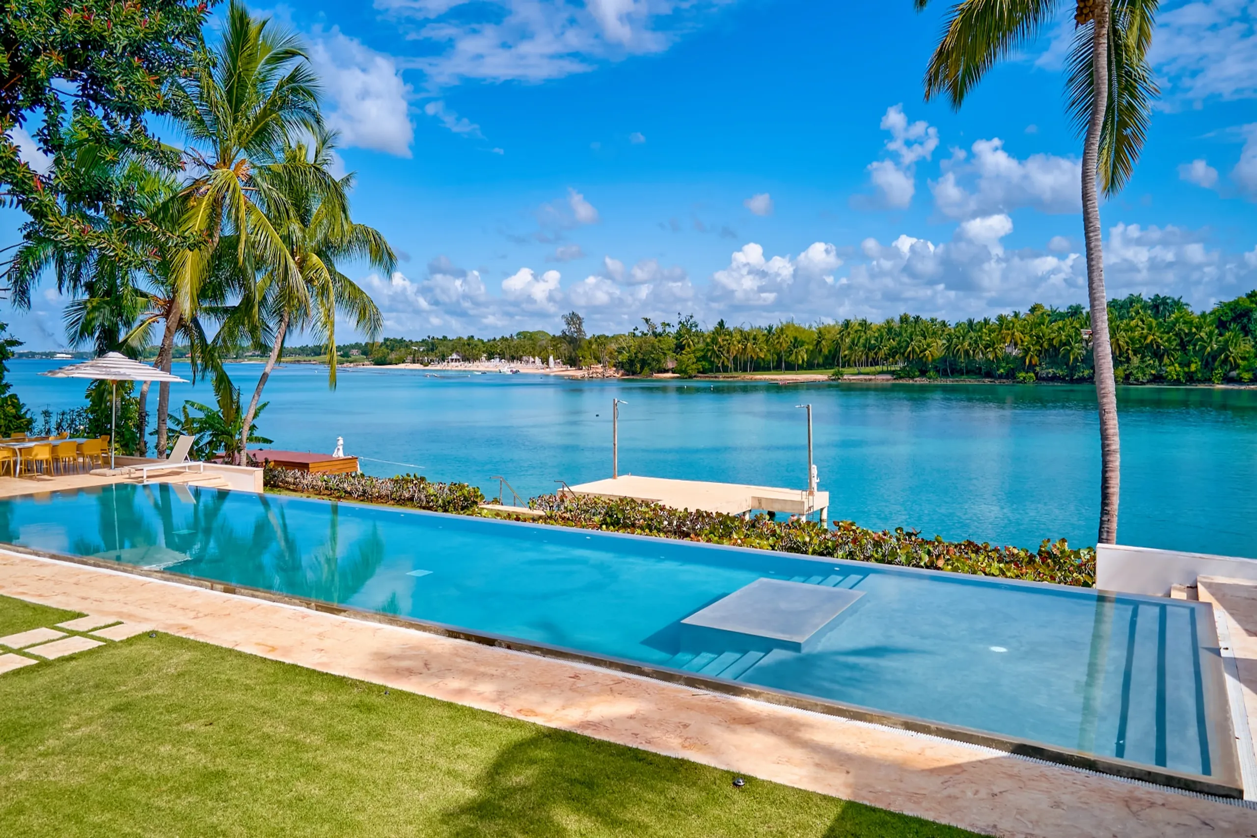 Elegant Classic Luxury Villa with Private Pool and Exceptional Water Views — photograph 7