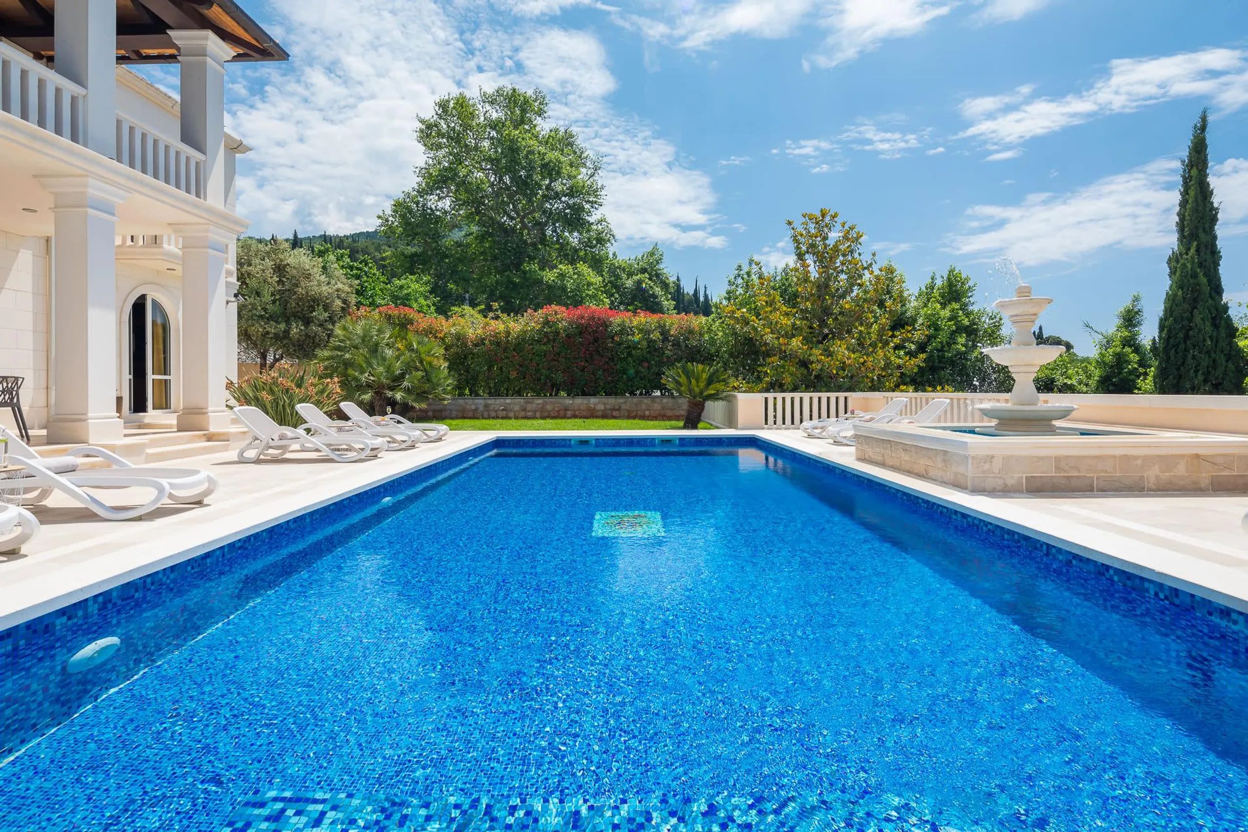 Charming Coastal Villa with Panoramic Views — photograph 5