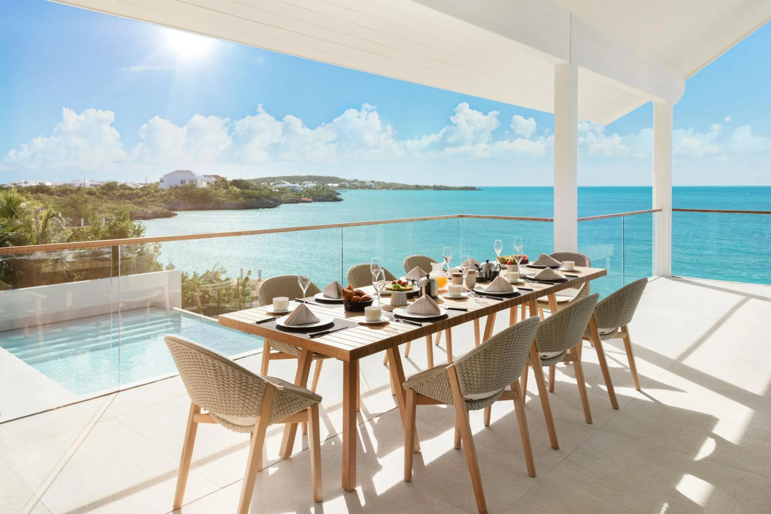 Exceptional Oceanfront Retreat with Infinity Pool and Landscaped Garden — photograph 10