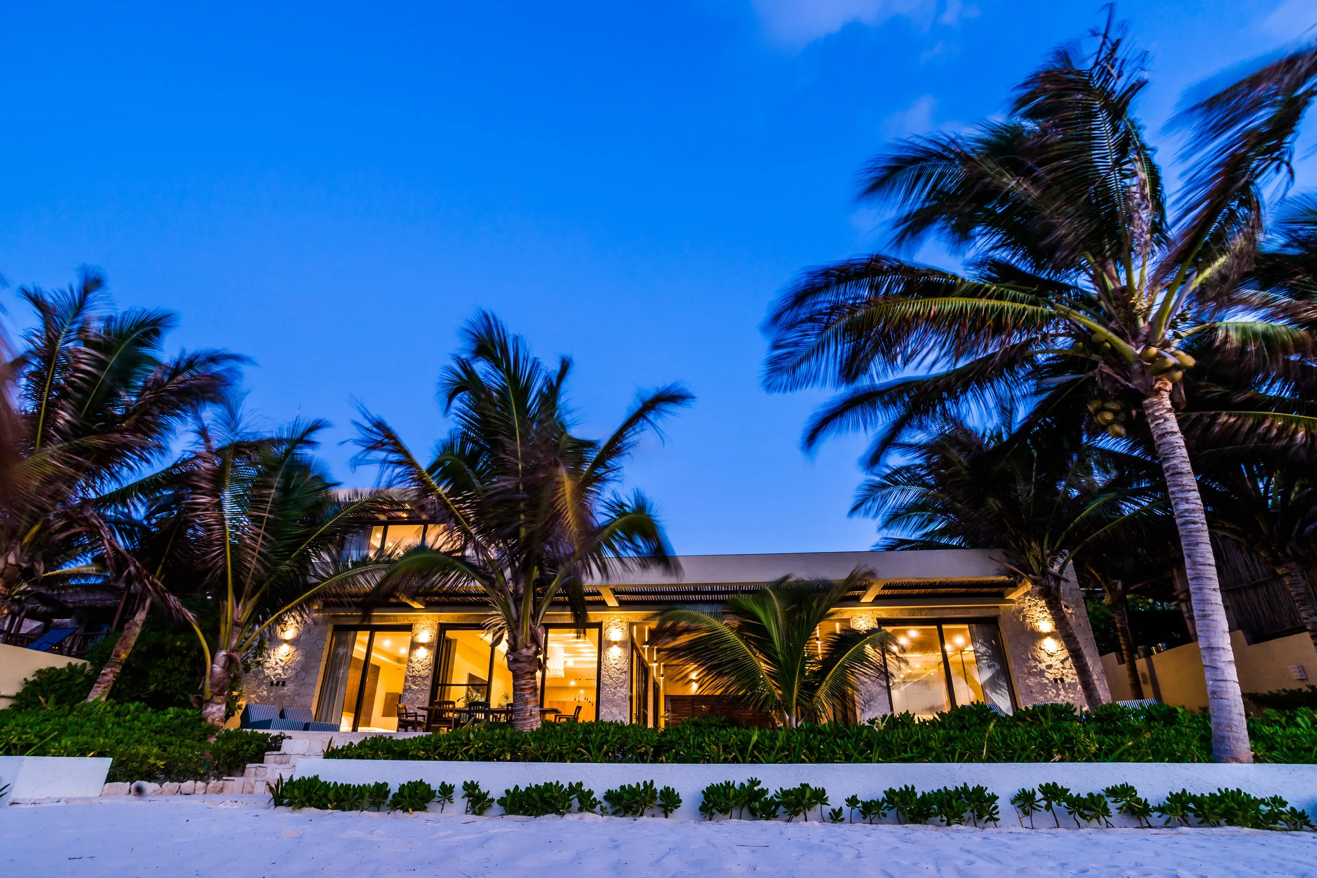 High-End Haven in Paradise with Infinity Pool and Private Beach — photograph 10