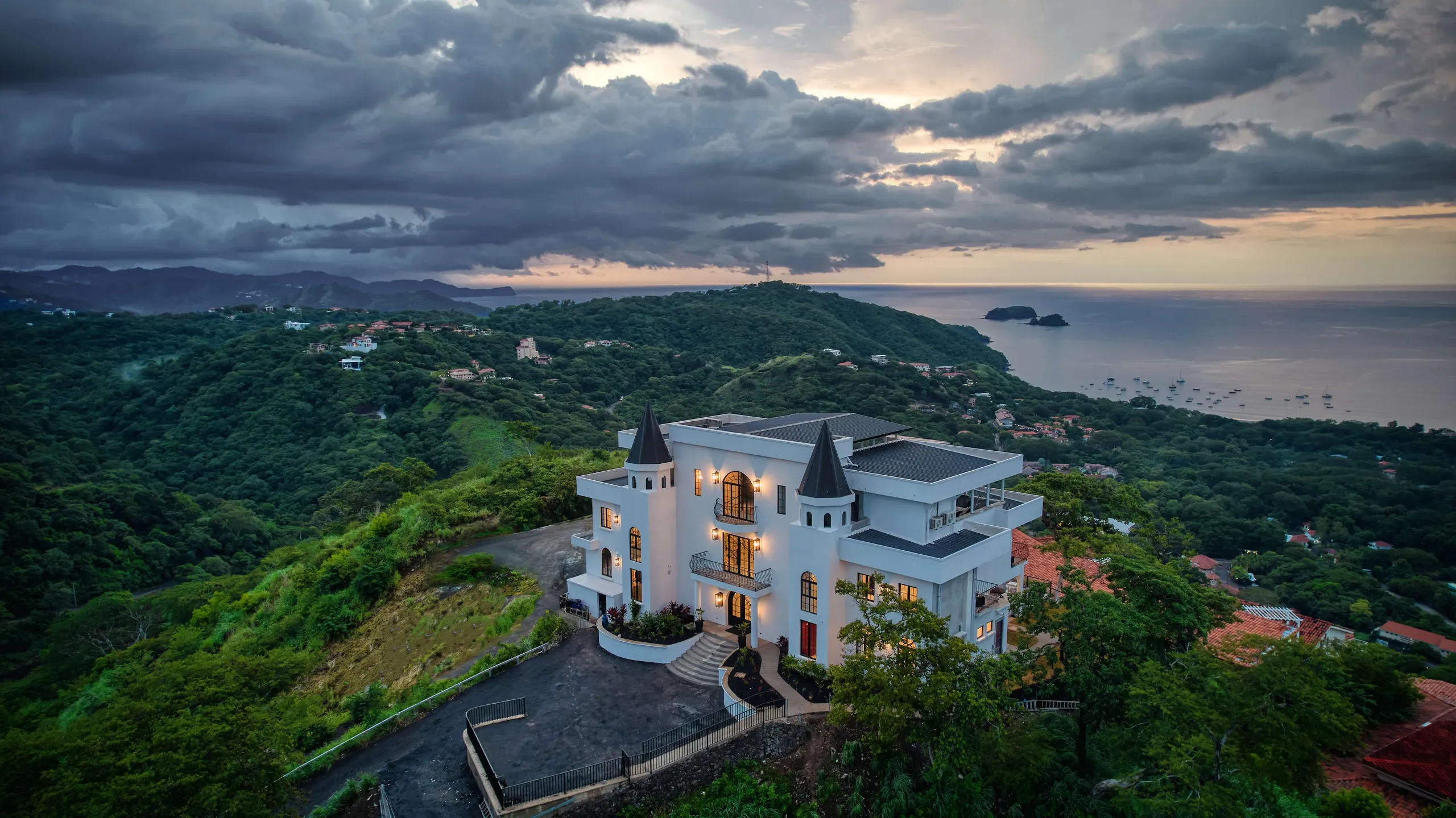 Elegant Treasure in the Sky with Infinity Pool and Ocean Views — photograph 2