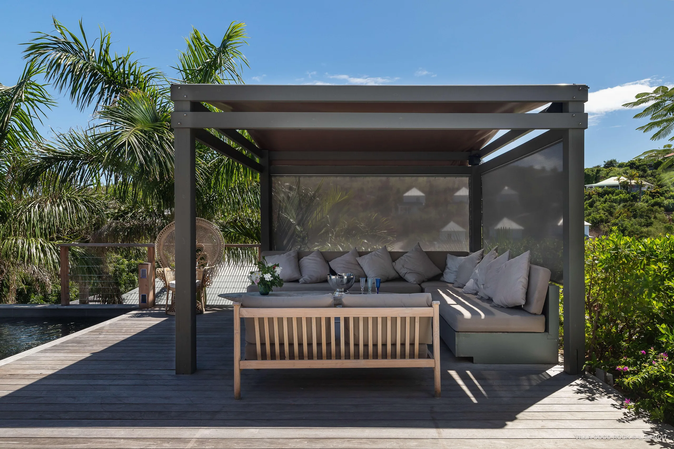 Palatial Oceanside Estate with Infinity Pool and Walks to Beach — photograph 11