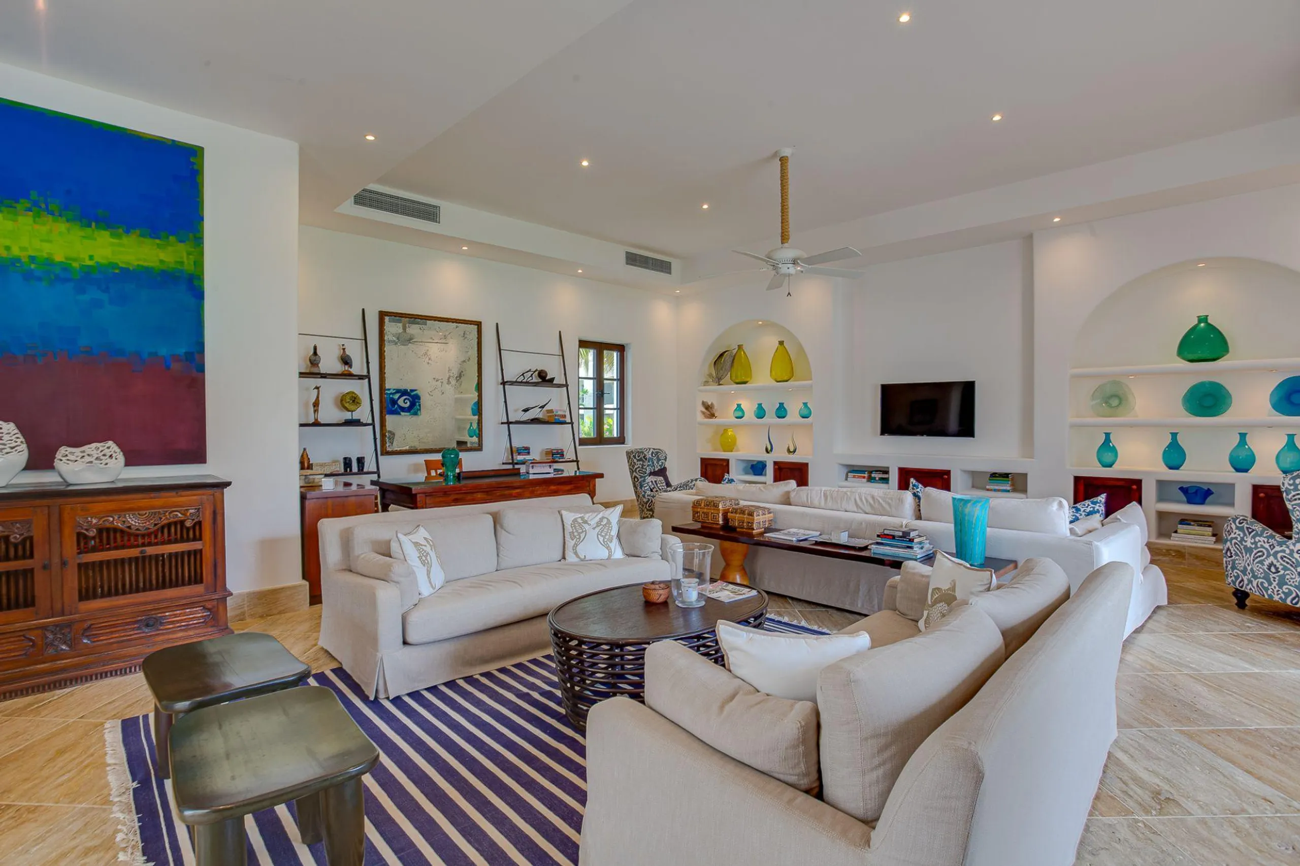 Splendid Beachfront Estate with Invigorating Pool and Grand Garden Grounds — photograph 9