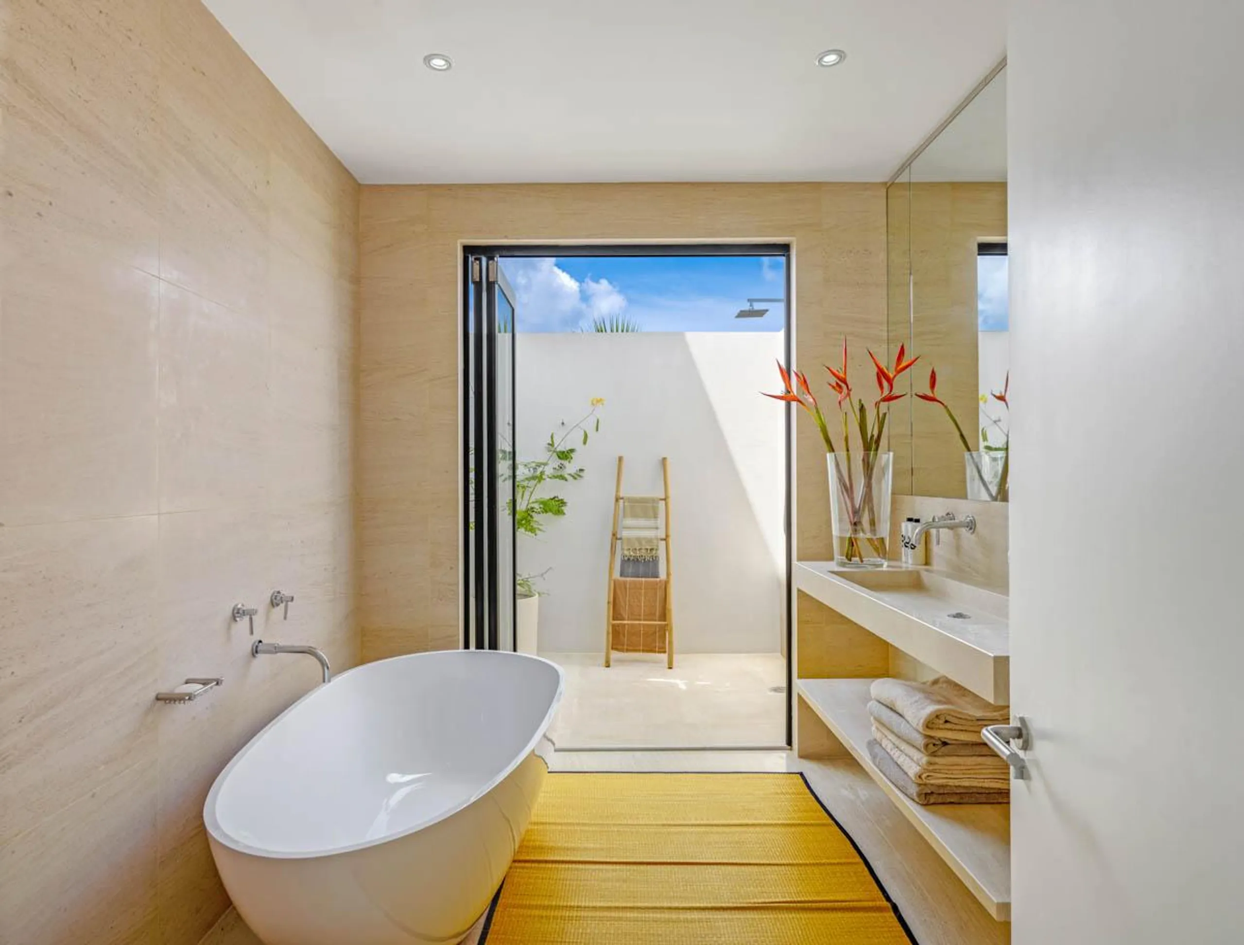 Sophisticated Villa with Infinity Pool and Panoramic Nature Views — photograph 7