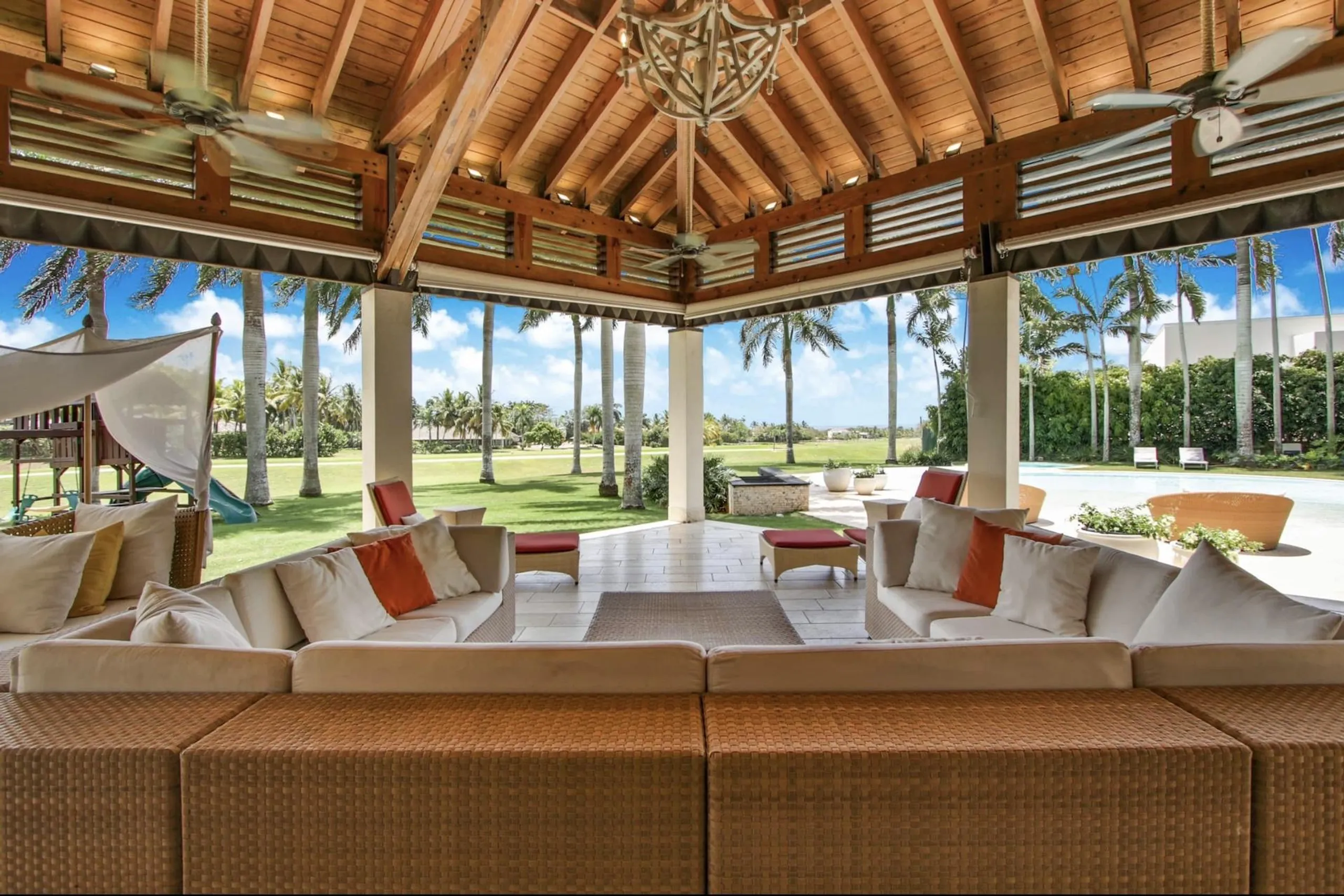 Radiant Spacious Retreat with Infinity Pool, Jacuzzi and Caribbean Sea Views — photograph 3