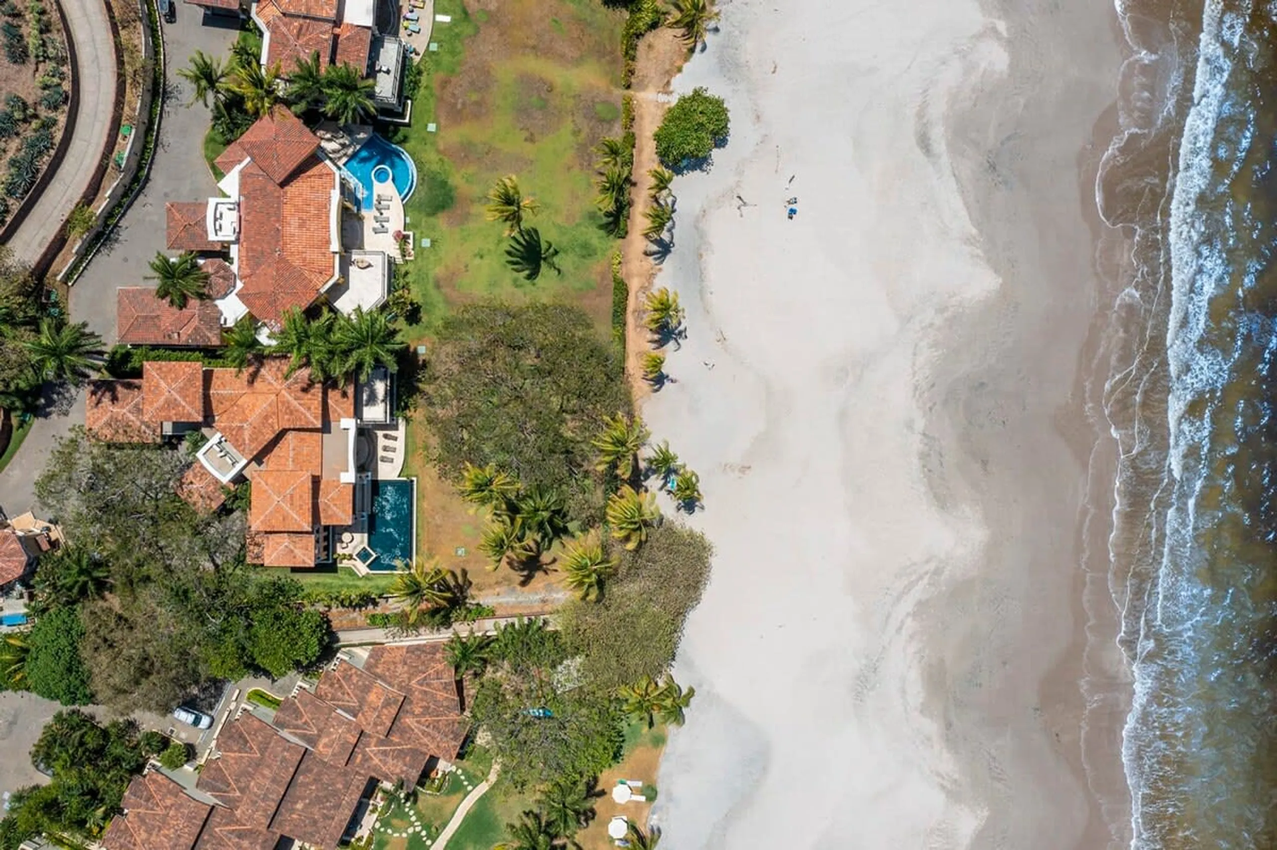 Prestigious Oceanfront 6-Bedroom Mansion with Private Infinity Pool and Panoramic Ocean Views — photograph 6