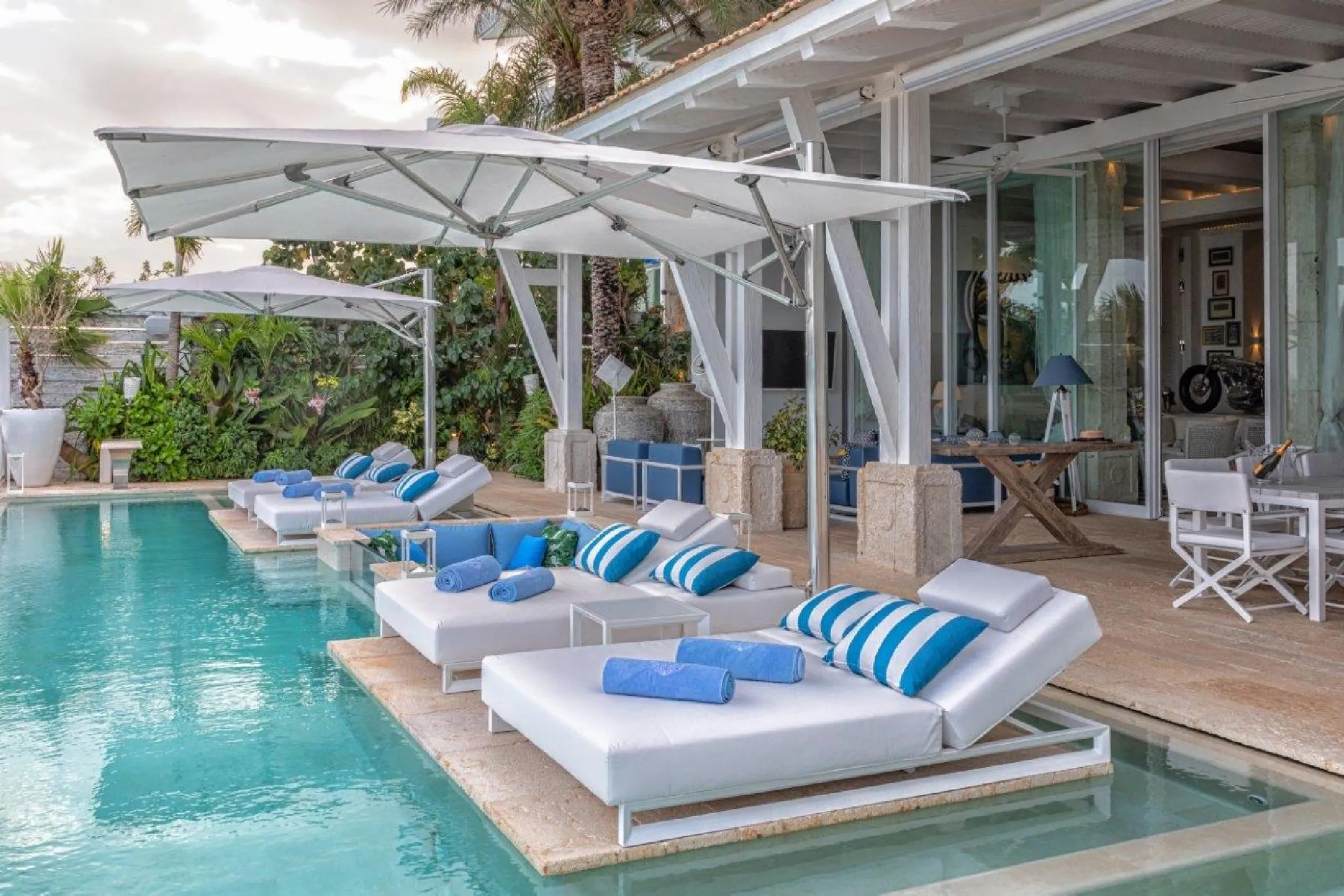 Luxe Oceanfront Cancun Estate with Infinity Pool — photograph 3