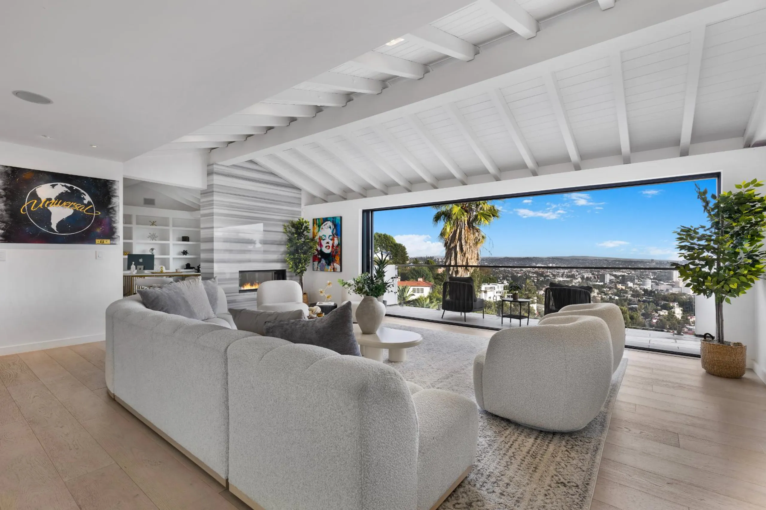 Magnificent Hollywood Hills Estate with Invigorating Pool — photograph 12