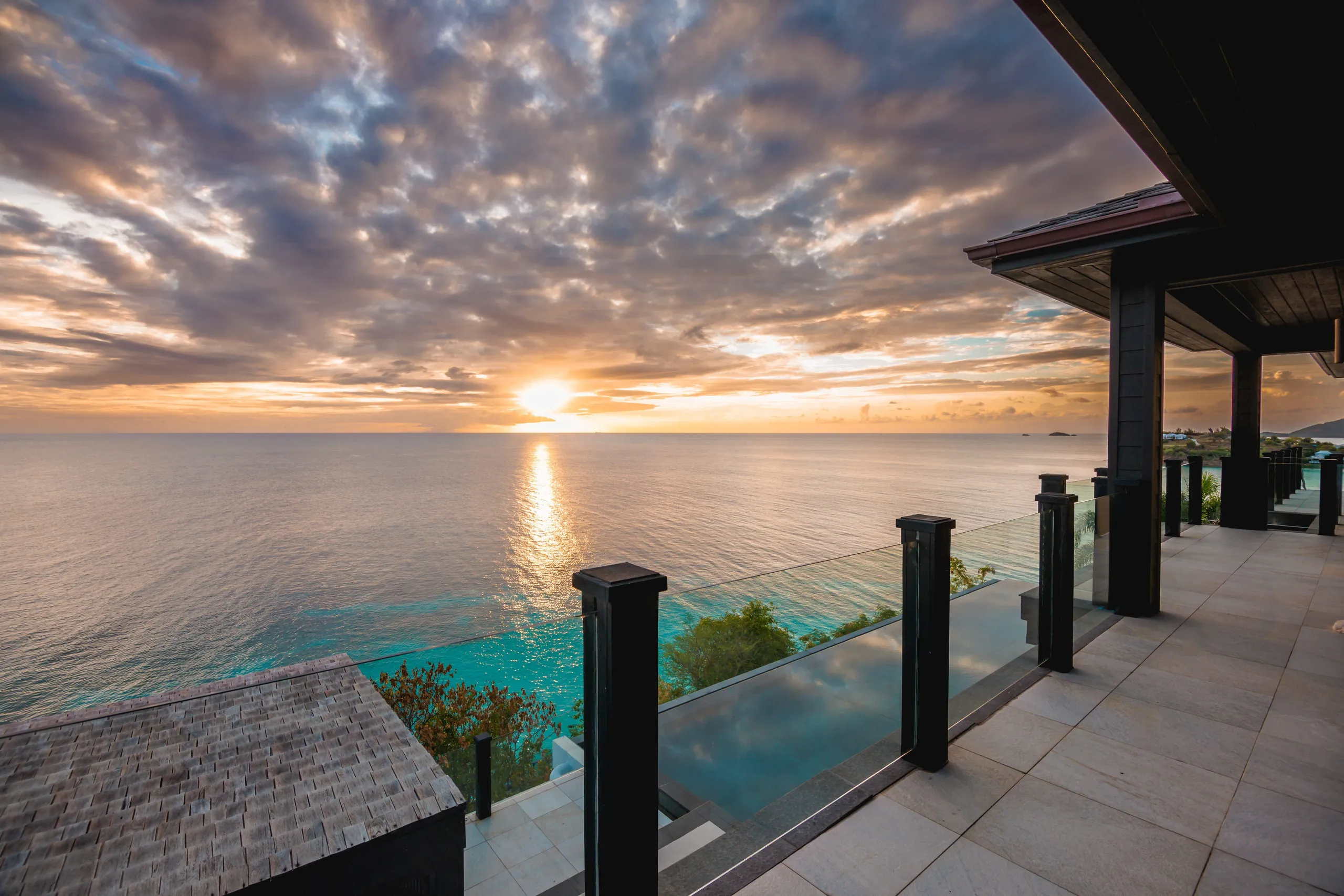 Magnificent Oceanfront 5-Bedroom Villa with with Infinity Pool, Private Garden and Sunset Views — photograph 3
