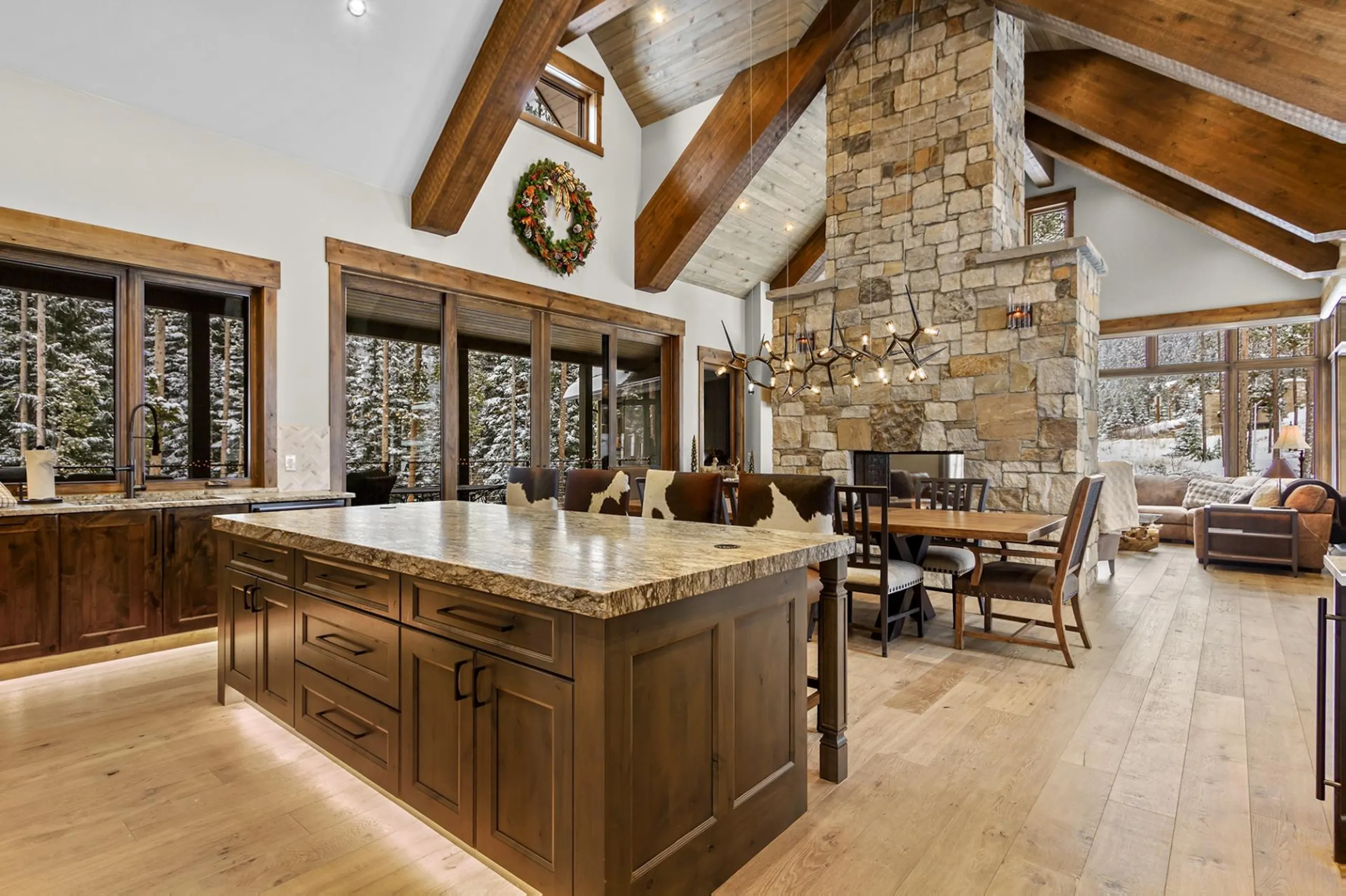 Ultimate Ski-Inspired Villa with Hot Tub, Mountain Views, and Near Ski Slopes — photograph 11