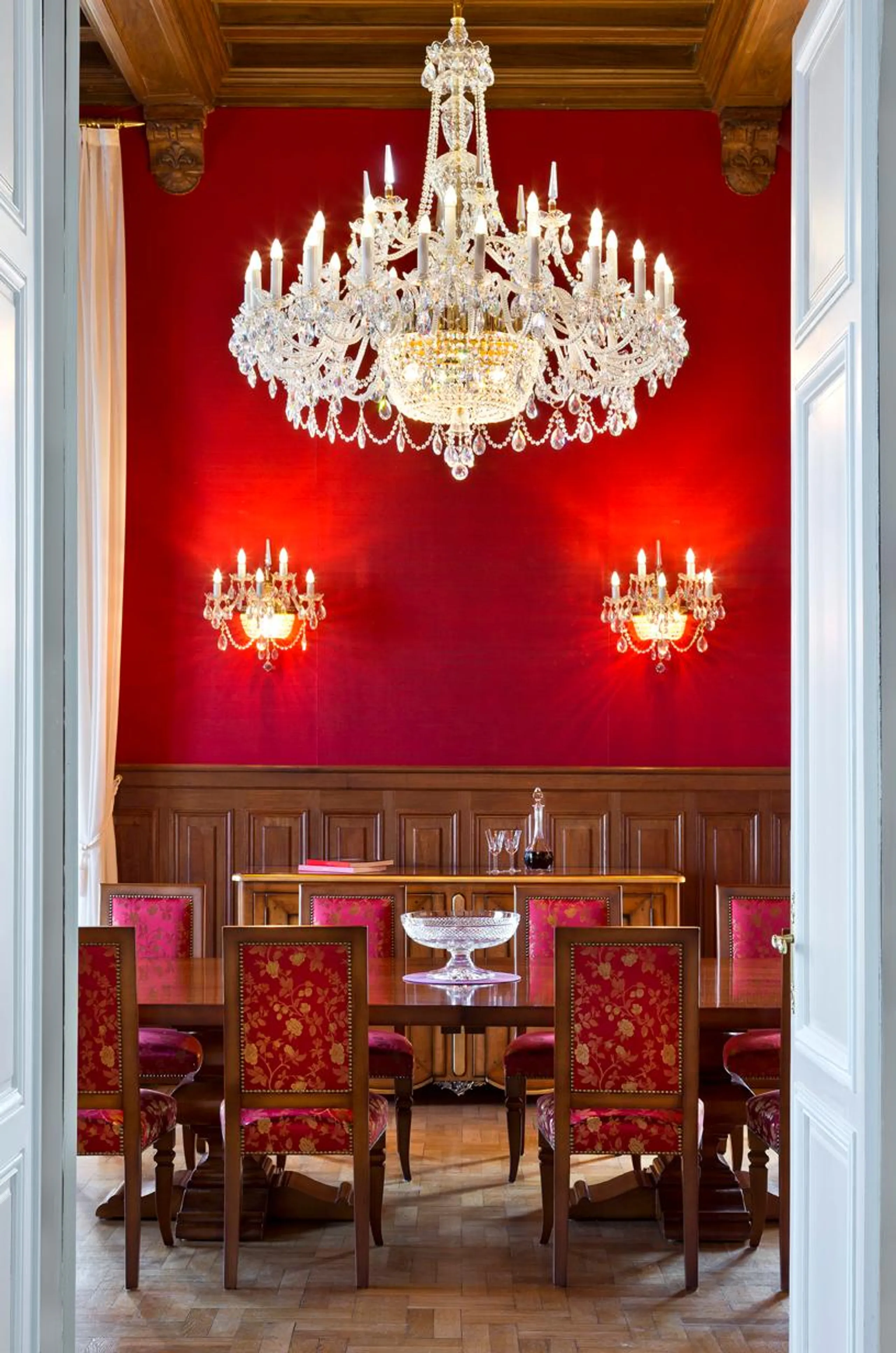 Unveiling Elegance  Retreat with 5 Suites and Breathtaking Garden — photograph 11
