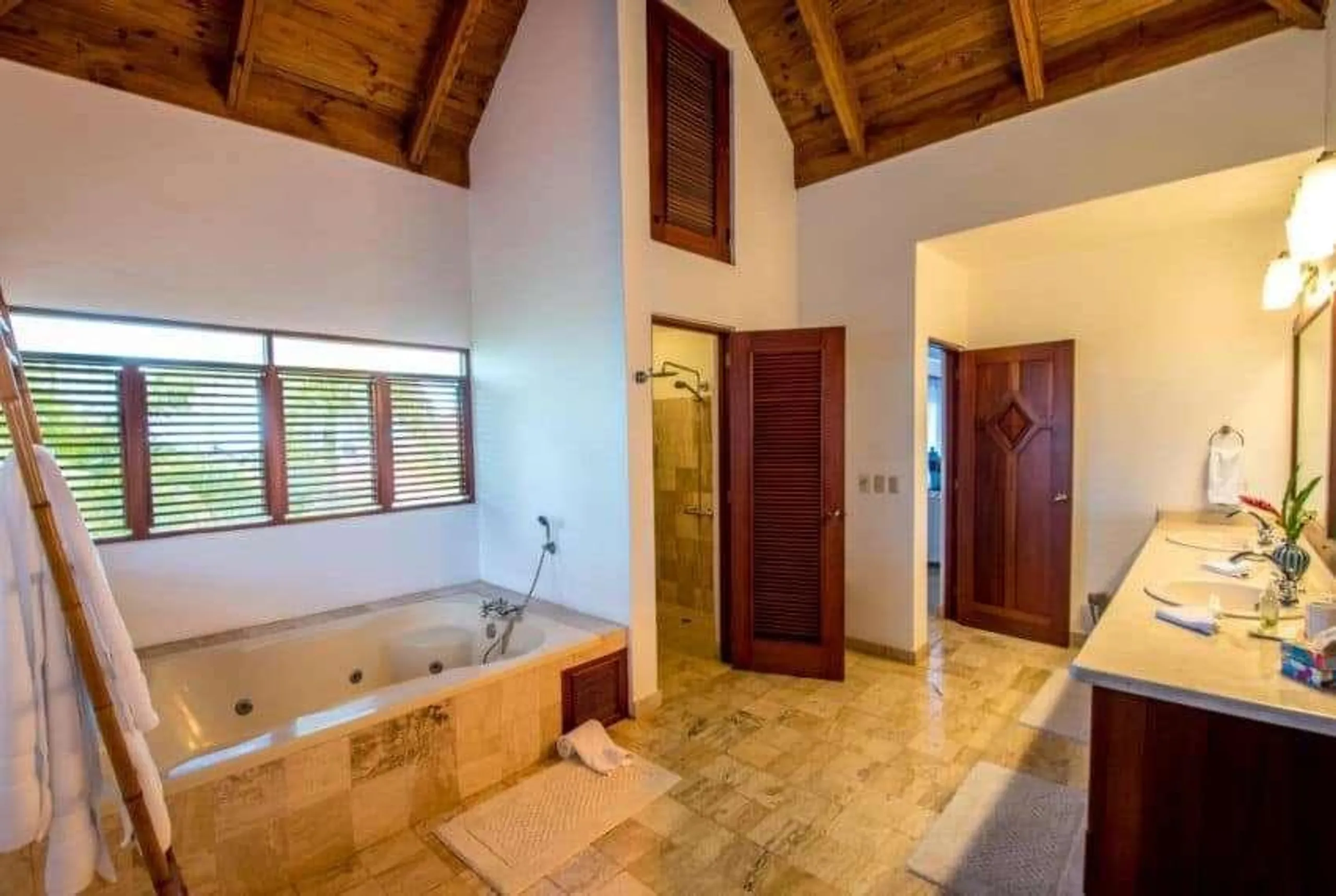 Luxe Grand Villa with Private Pool and Lush Grounds — photograph 9