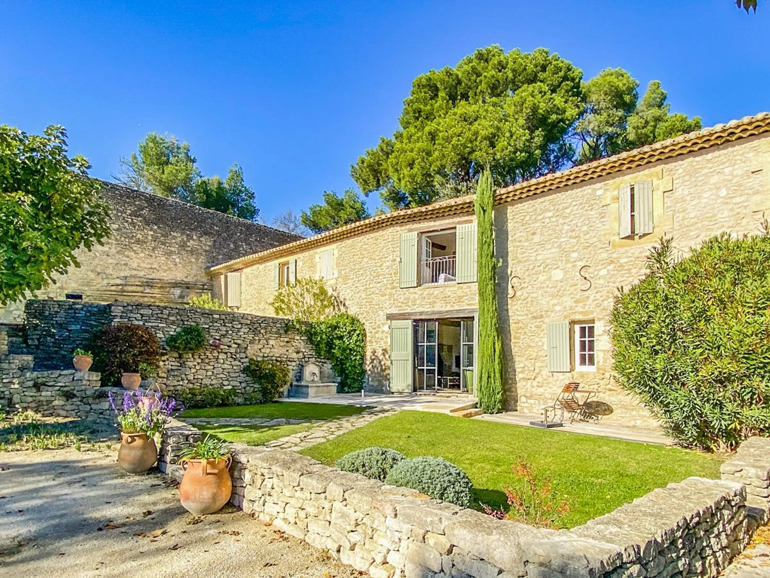 Resplendent 17th Century Villa with Private Heated Pool and Scenic Trails — photograph 4