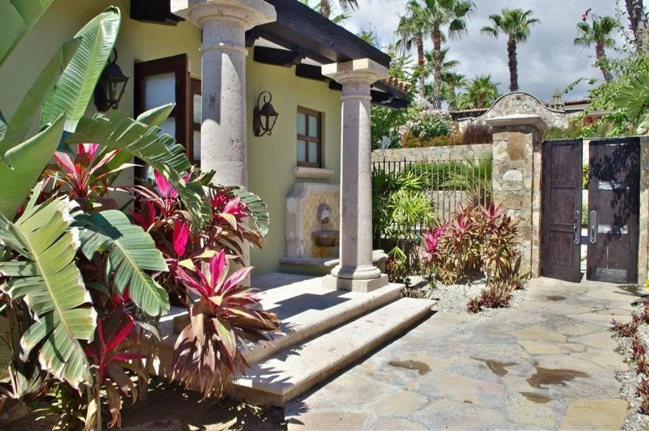 Punta Ballena Beachfront Villa with Private Pool and Ocean Views — photograph 12