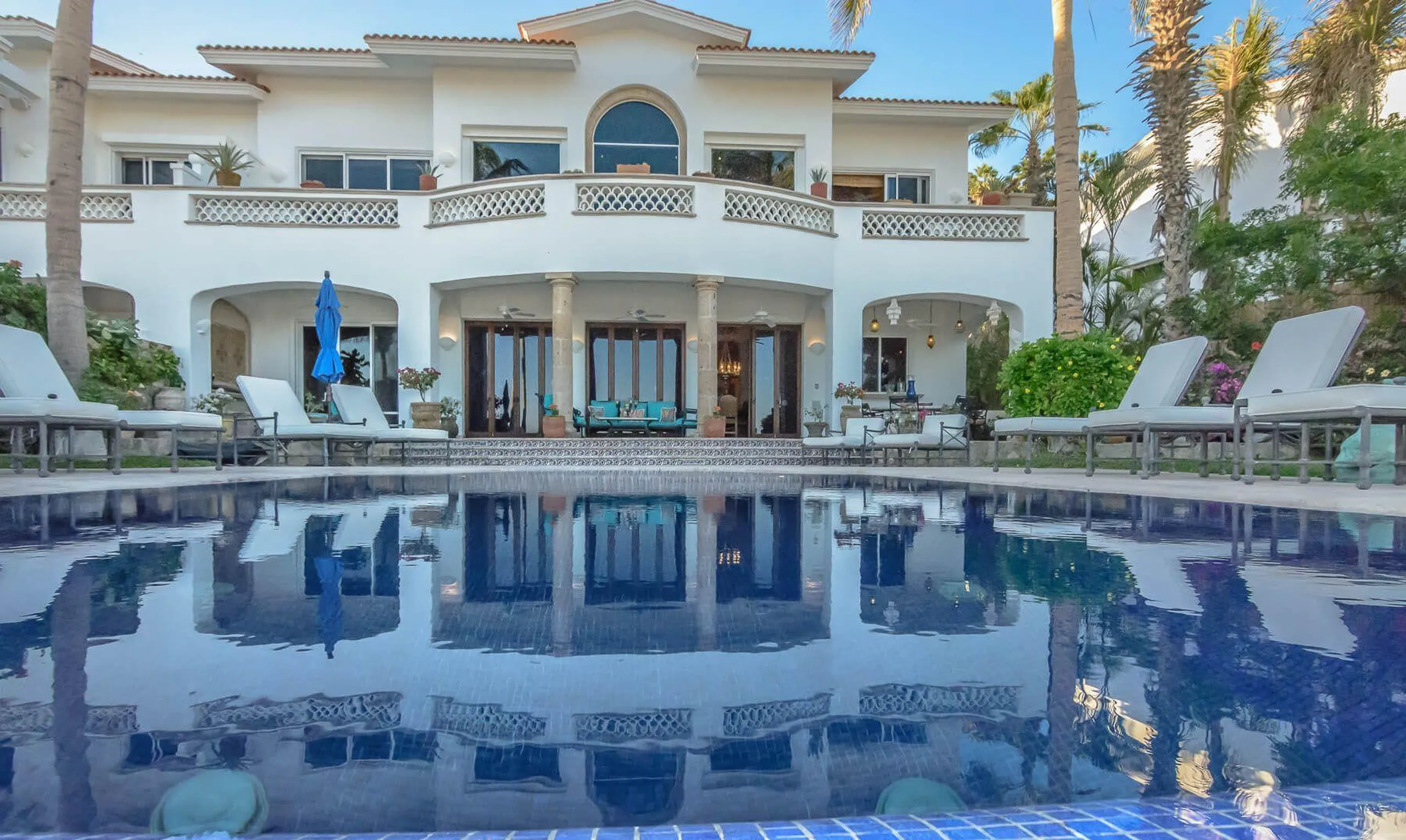 Elegant Palmilla Oceanfront Luxury Estate in VIllas Del mar with Grad Poll and Ocean Views — photograph 10