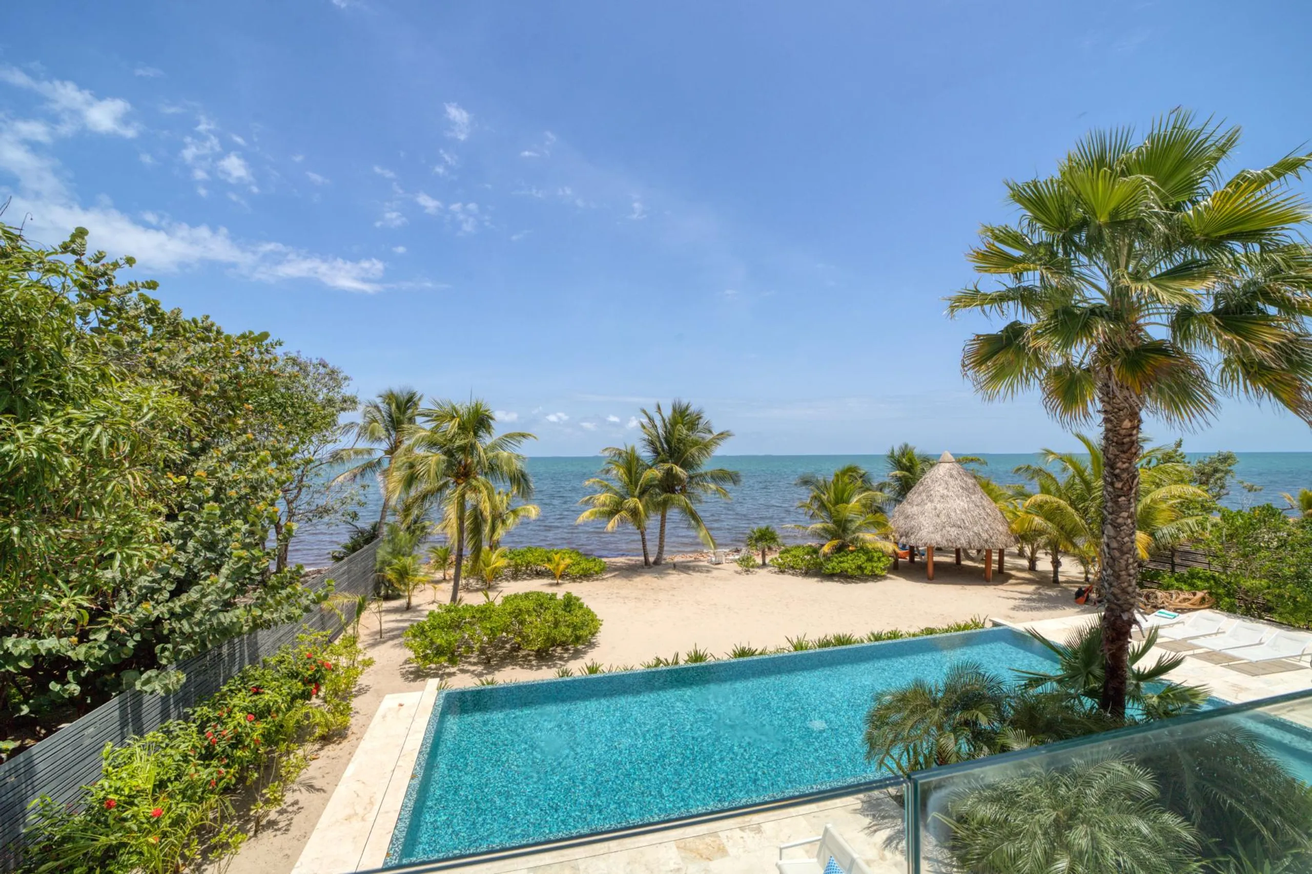 Modern 5-Bedroom Beachfront Villa in Placencia with Infinity Pool & Private Pier — photograph 3